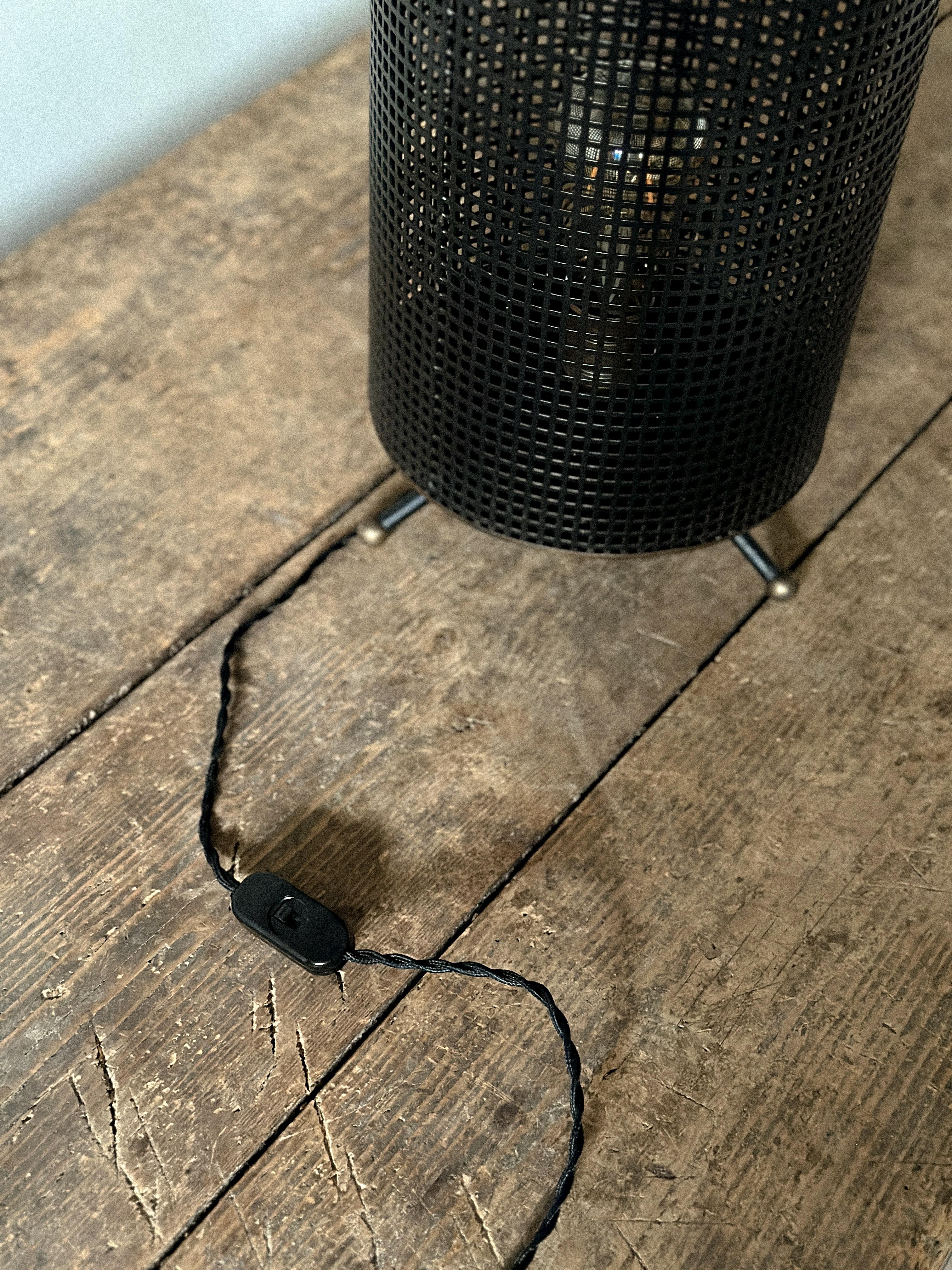 Lámpara industrial francesa de sobremesa, a la manera de Mathieu Matégot, Francia, c. 1950 en venta 3