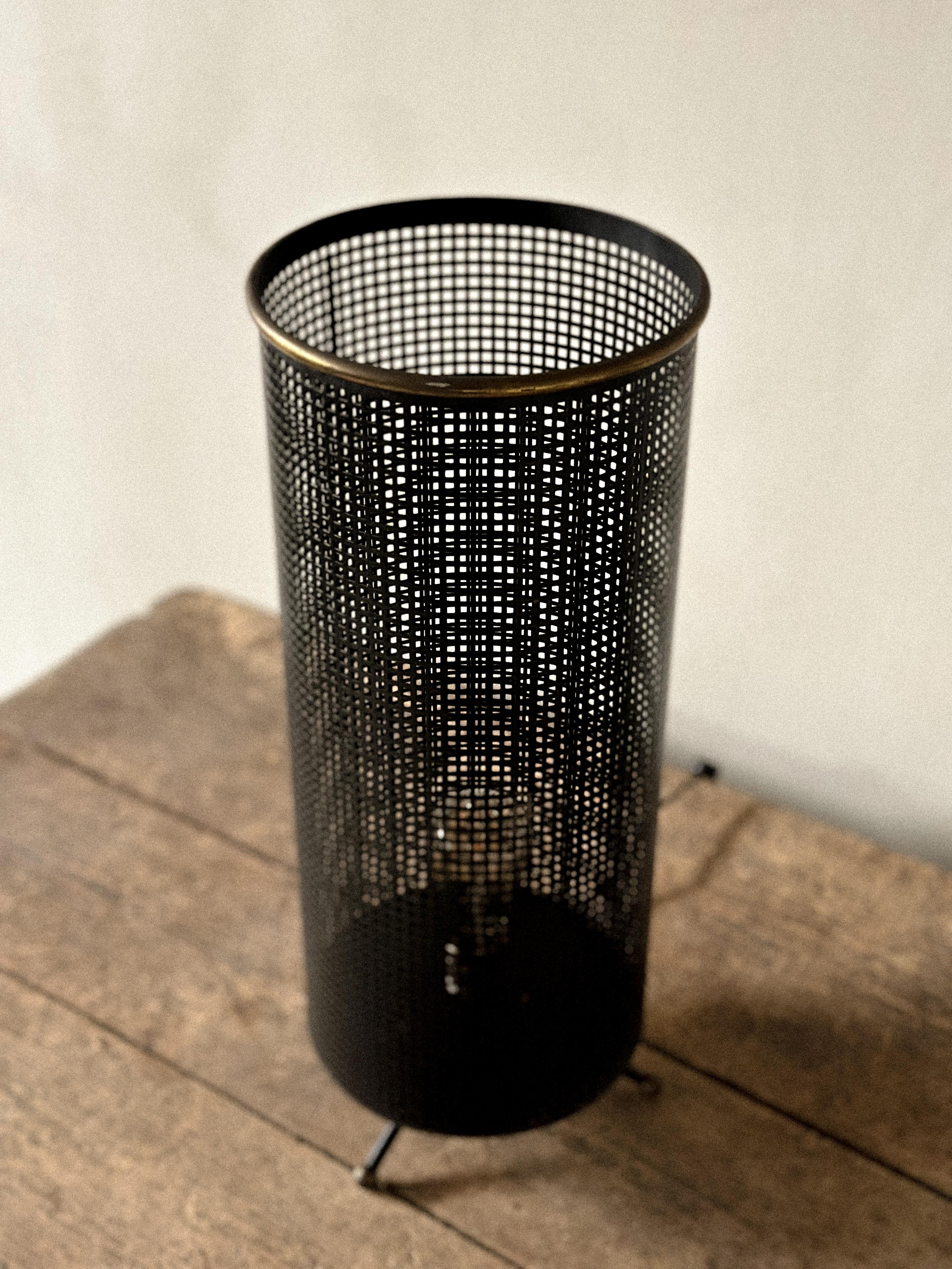 Lámpara industrial francesa de sobremesa, a la manera de Mathieu Matégot, Francia, c. 1950 en venta 4