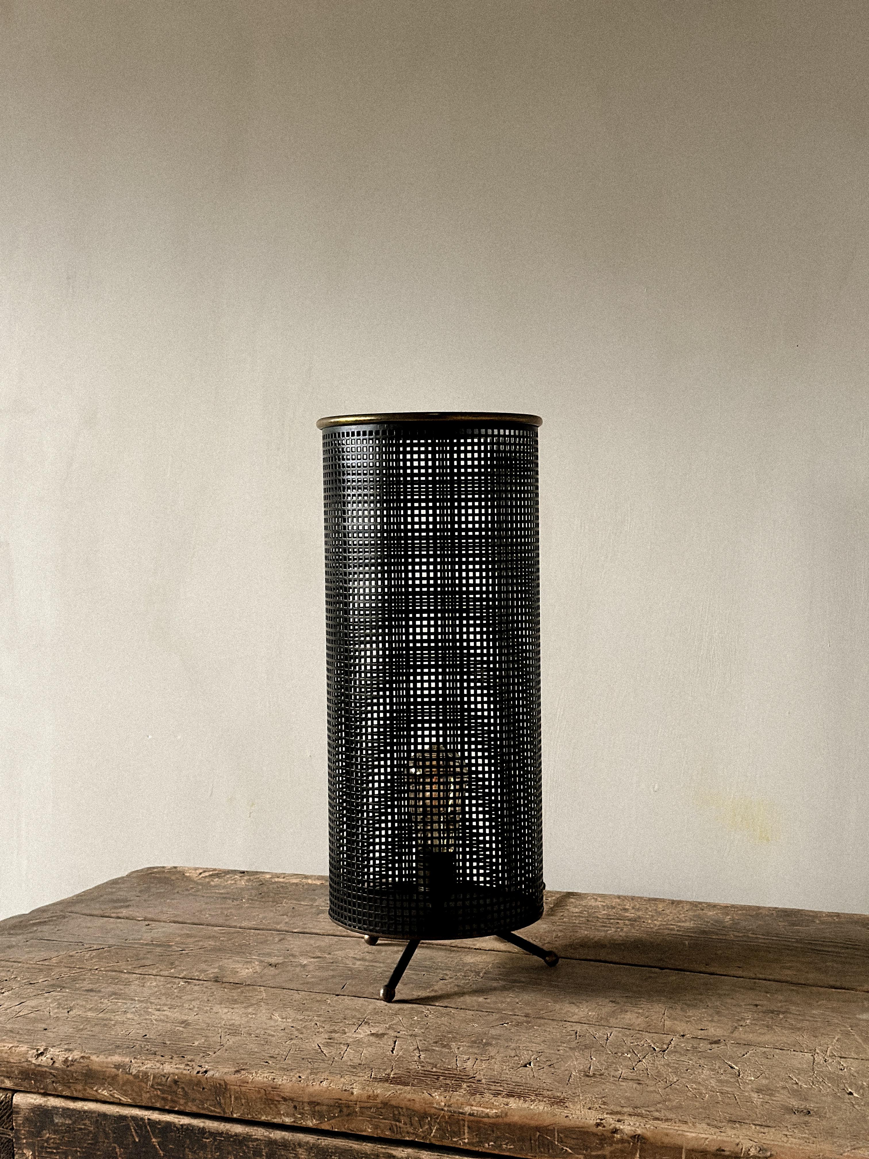 Lámpara industrial francesa de sobremesa, a la manera de Mathieu Matégot, Francia, c. 1950 Moderno de mediados de siglo en venta