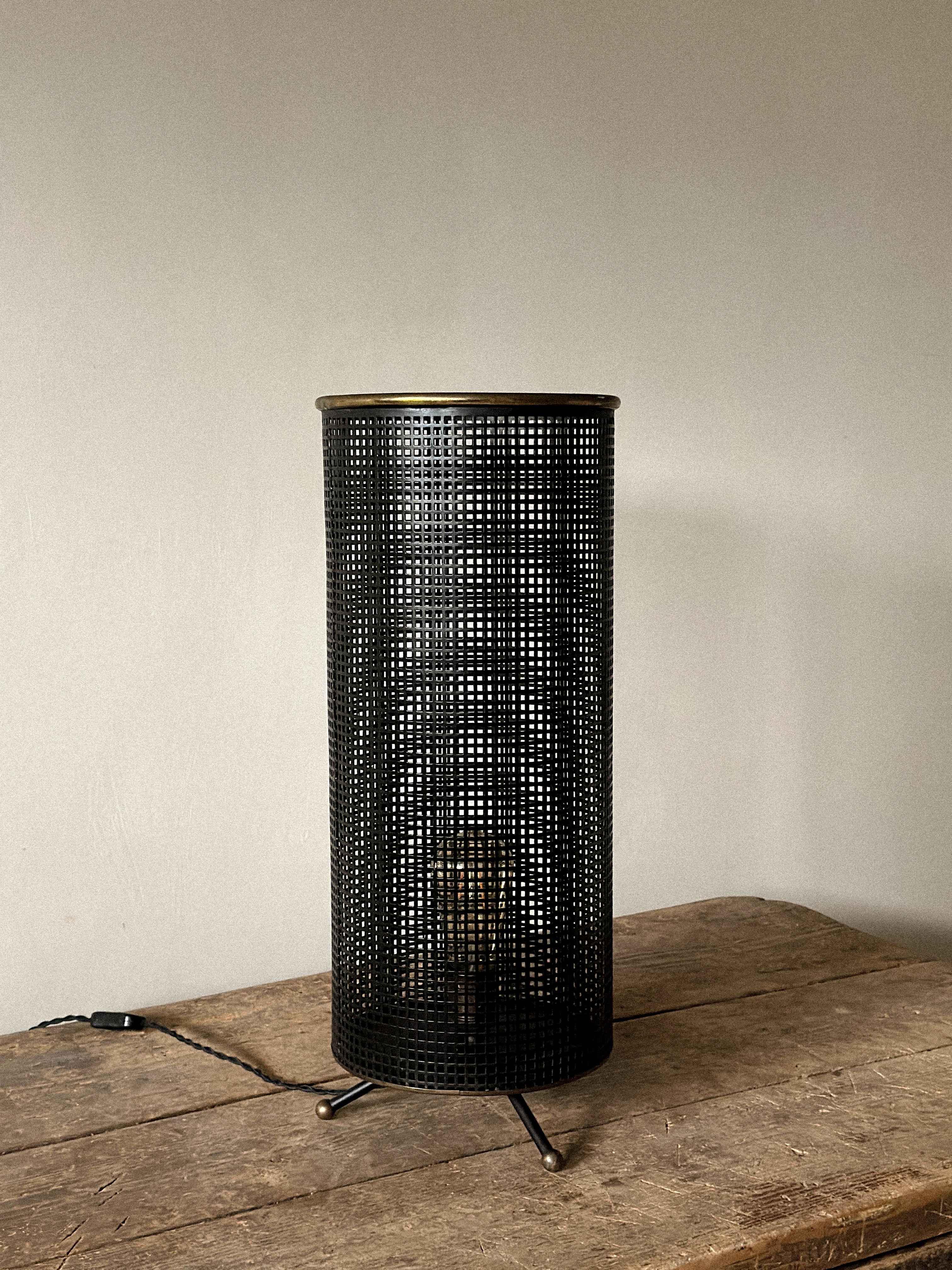 Lámpara industrial francesa de sobremesa, a la manera de Mathieu Matégot, Francia, c. 1950 Francés en venta