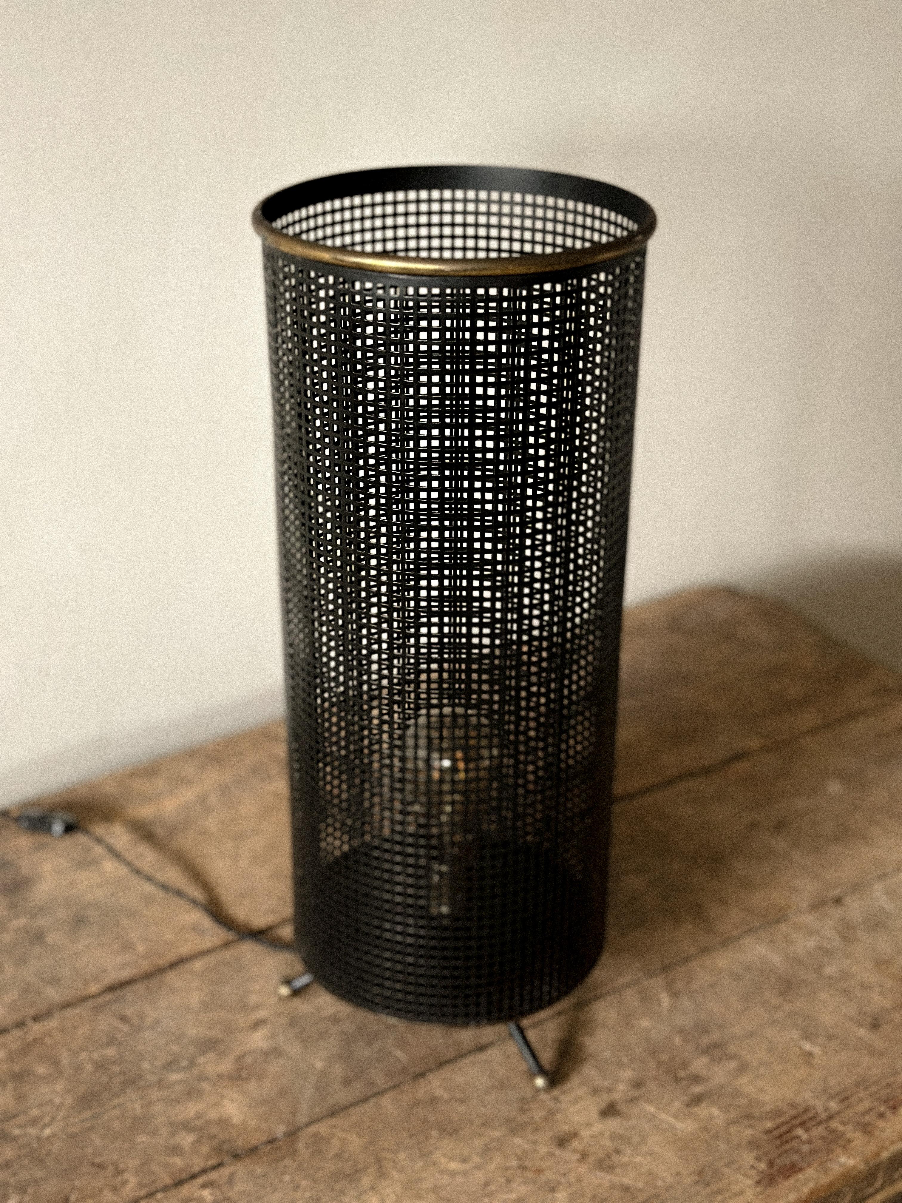 Lámpara industrial francesa de sobremesa, a la manera de Mathieu Matégot, Francia, c. 1950 en Bueno estado para la venta en Hønefoss, 30