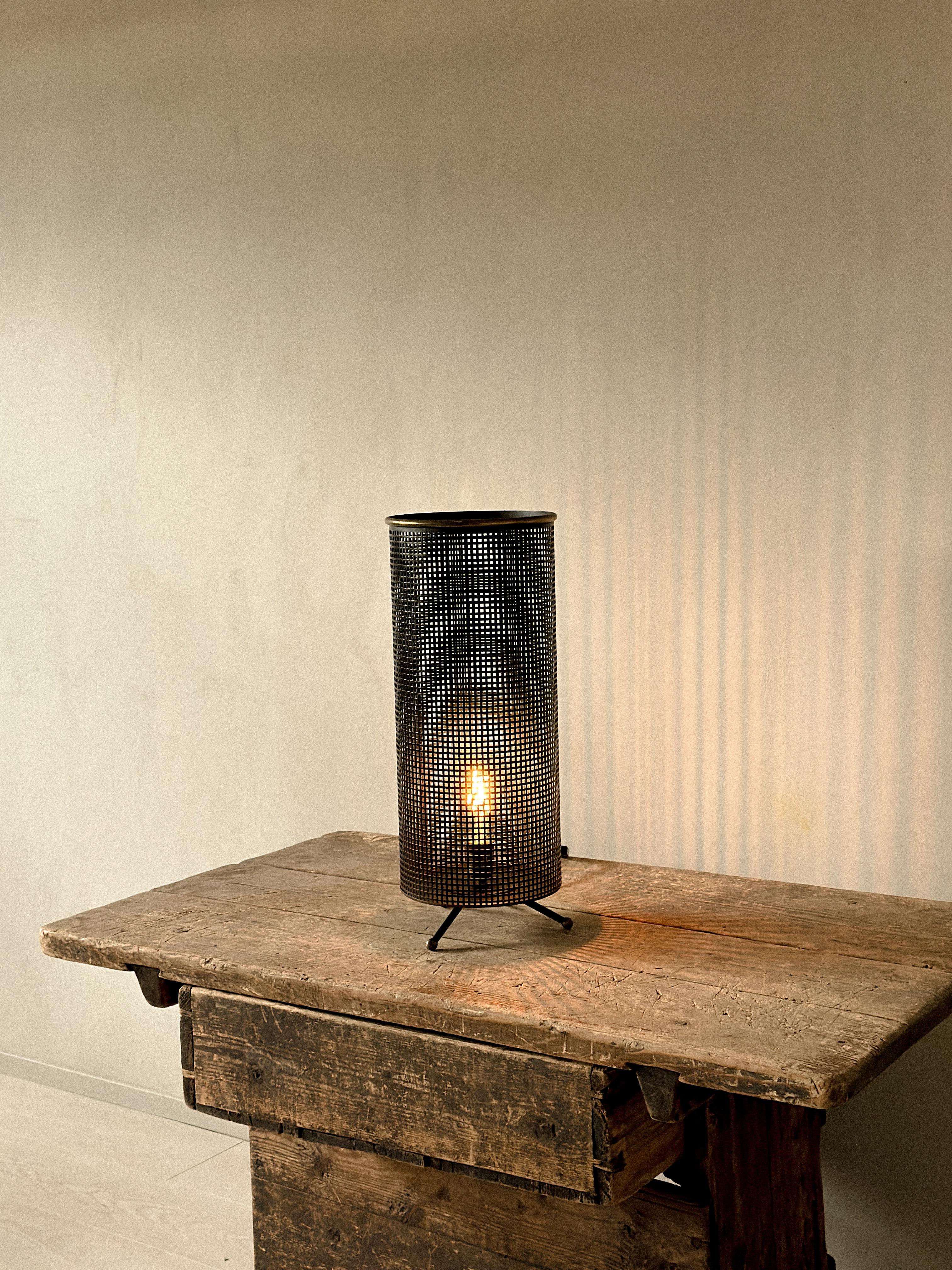 Lámpara industrial francesa de sobremesa, a la manera de Mathieu Matégot, Francia, c. 1950 siglo XX en venta