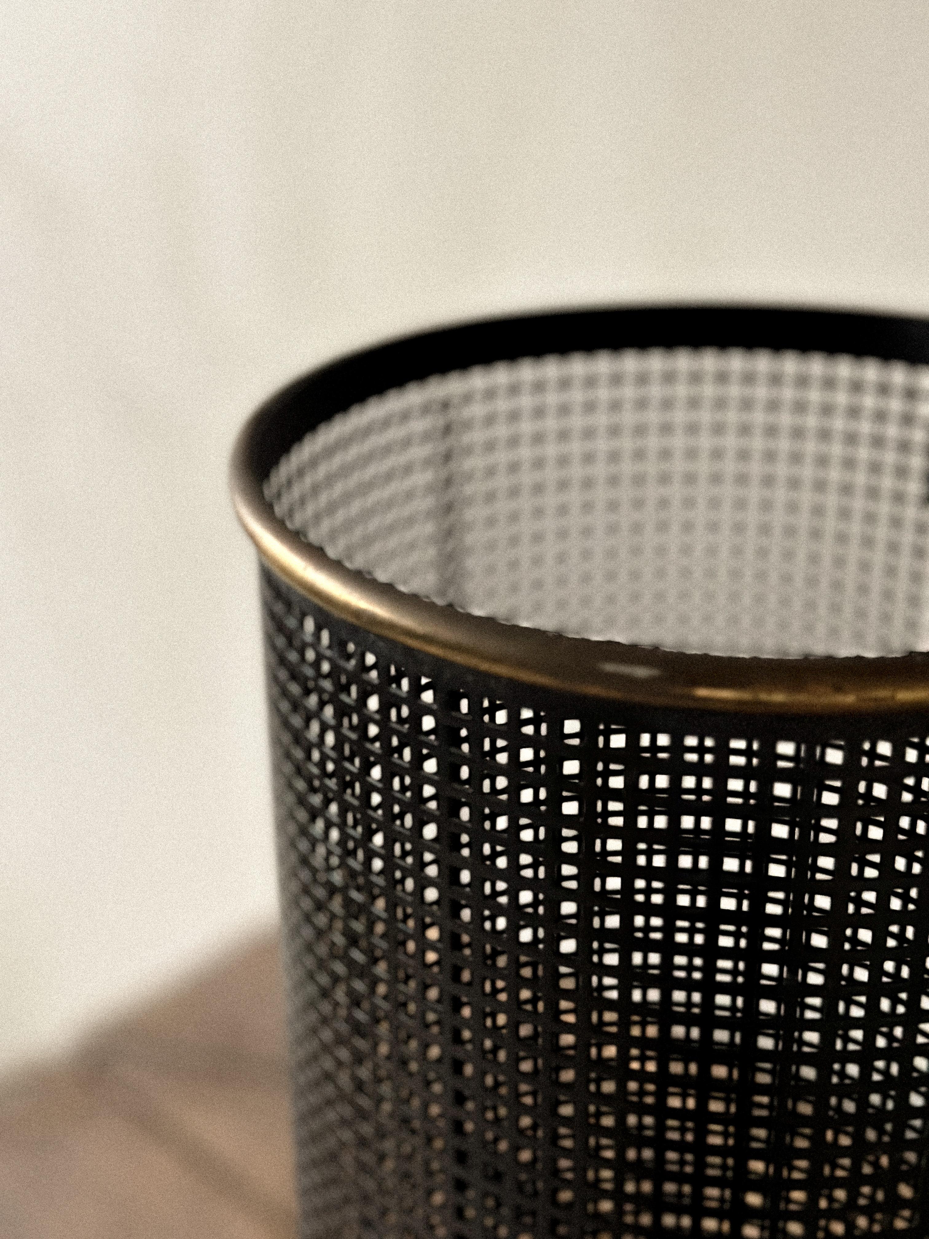 Lámpara industrial francesa de sobremesa, a la manera de Mathieu Matégot, Francia, c. 1950 Metal en venta