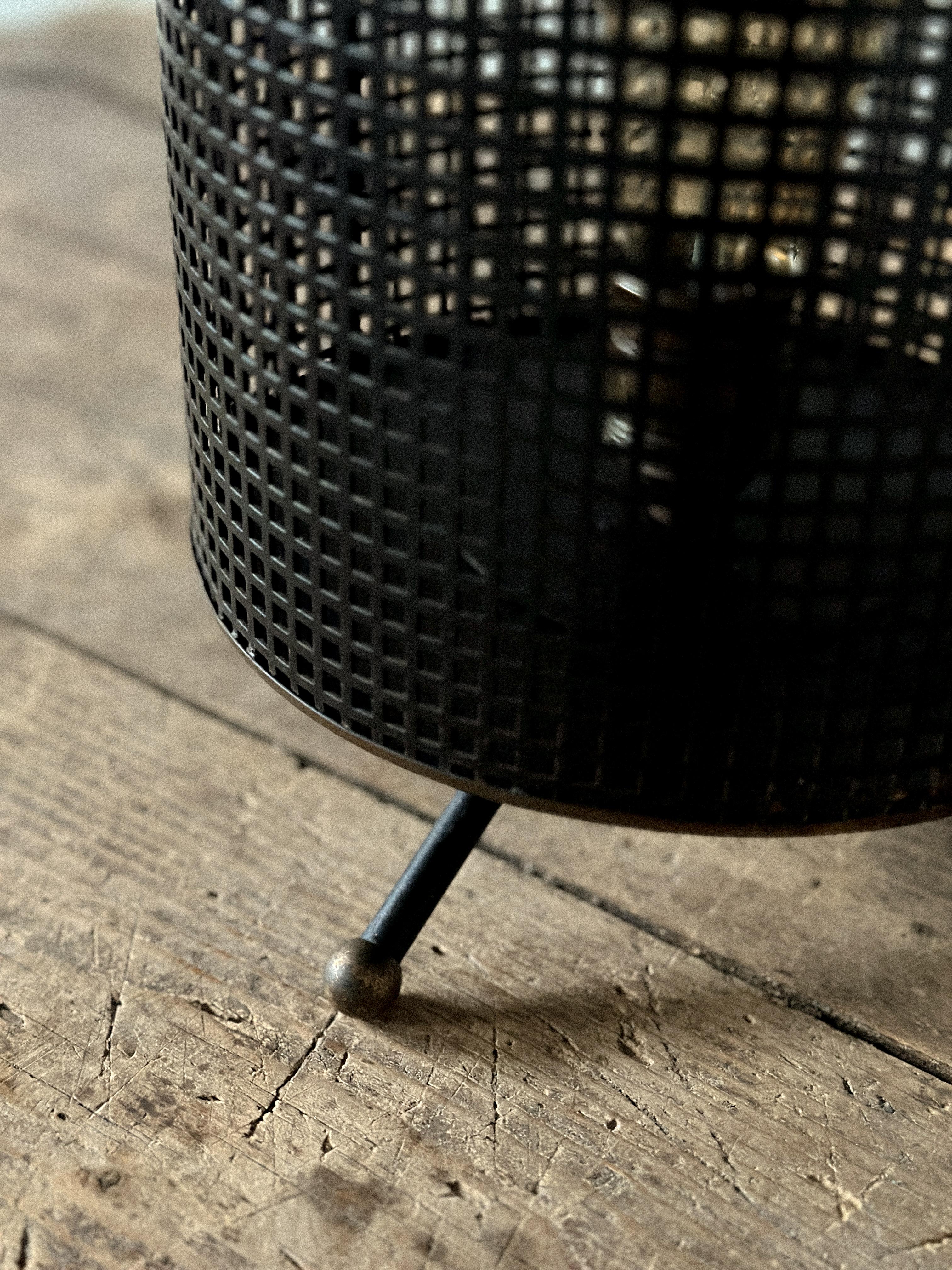 Lámpara industrial francesa de sobremesa, a la manera de Mathieu Matégot, Francia, c. 1950 en venta 1