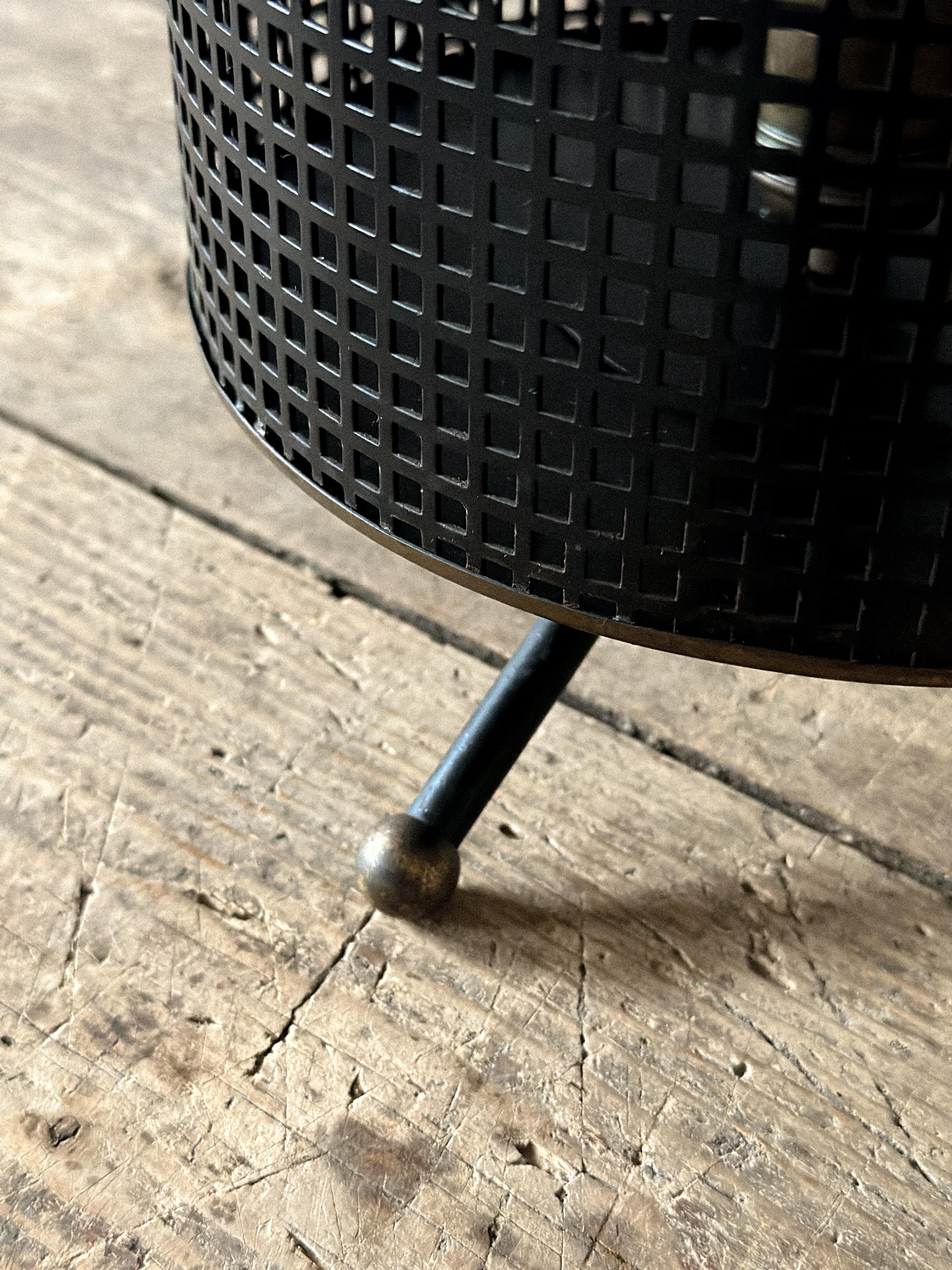 Lámpara industrial francesa de sobremesa, a la manera de Mathieu Matégot, Francia, c. 1950 en venta 2