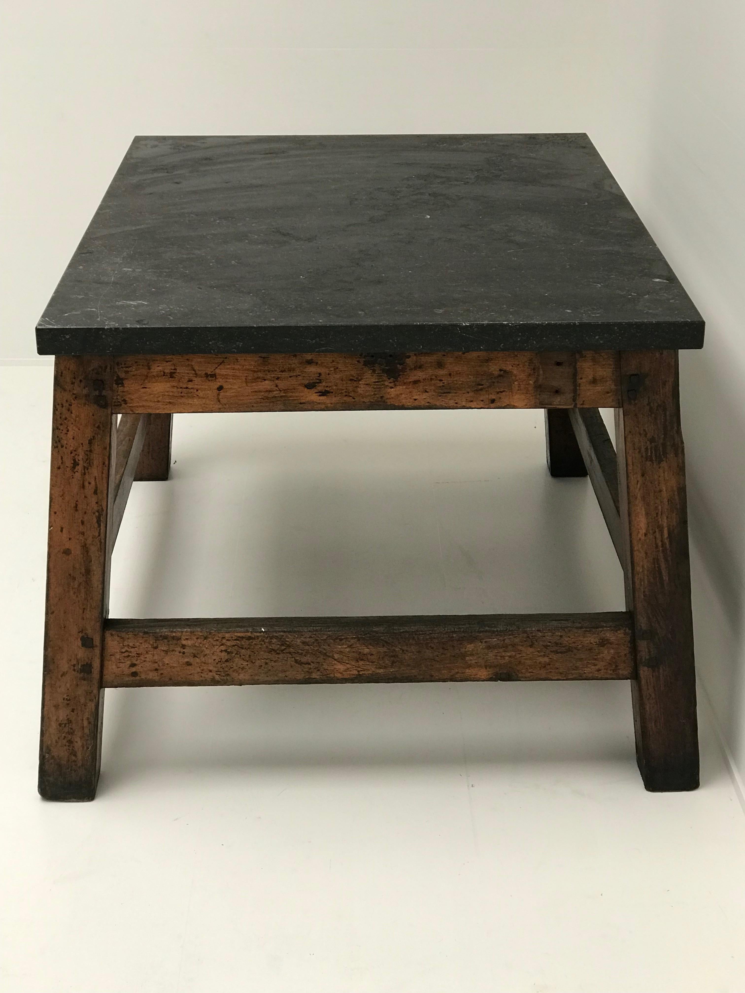 Lucidato Tavolo industriale francese con piano in pietra blu in vendita