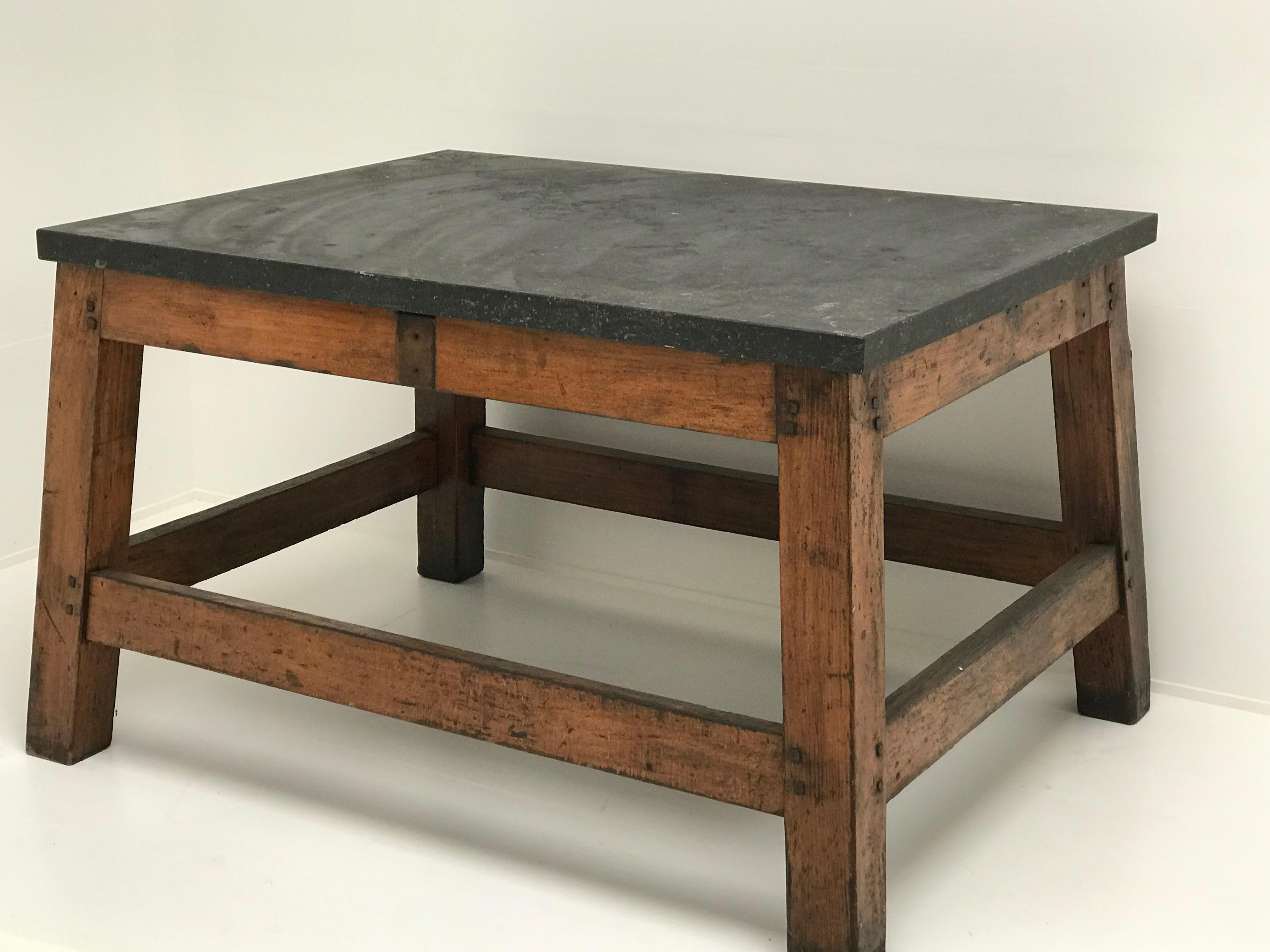 Legno Tavolo industriale francese con piano in pietra blu in vendita