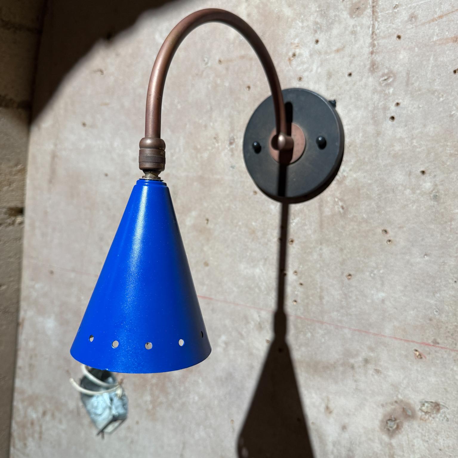 French Industrial Wall Sconce After Jacques Biny- Prouve Era In Good Condition For Sale In Chula Vista, CA
