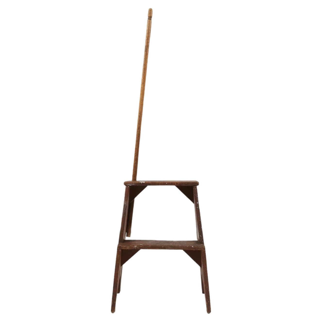 Diese schöne industrielle Vintage-Stufenleiter aus Holz mit einem Stock als Stütze ist eine perfekte Ergänzung für jede Einrichtung. Mit seinem französischen Design und der Holzkonstruktion strahlt er einen klassischen Charme aus, der sich mühelos