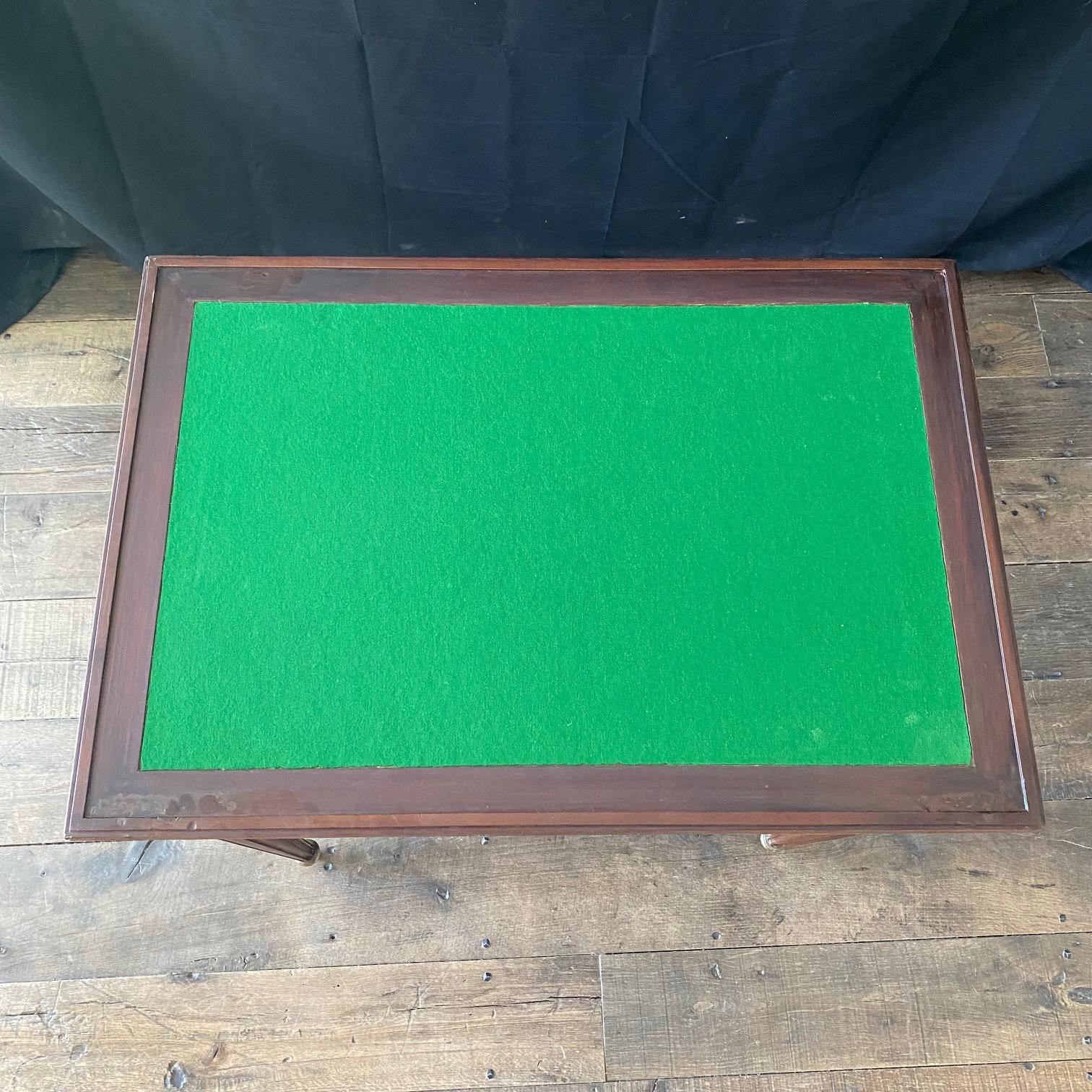 Table de jeu française en acajou du XIXe siècle, avec surface de jeu incrustée, losanges triangulaires en bois teinté en blanc et vert, avec un beau tiroir de rangement en dessous, le tout reposant sur des pieds fuselés et cannelés, terminés par des