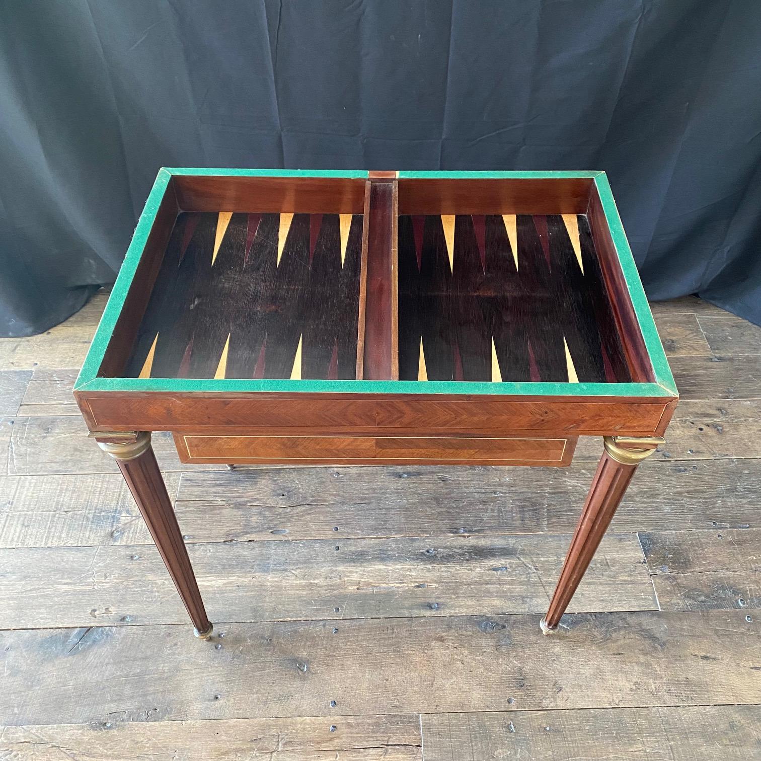 Français Table de jeu de backgammon incrustée française avec plateau en feutre réversible