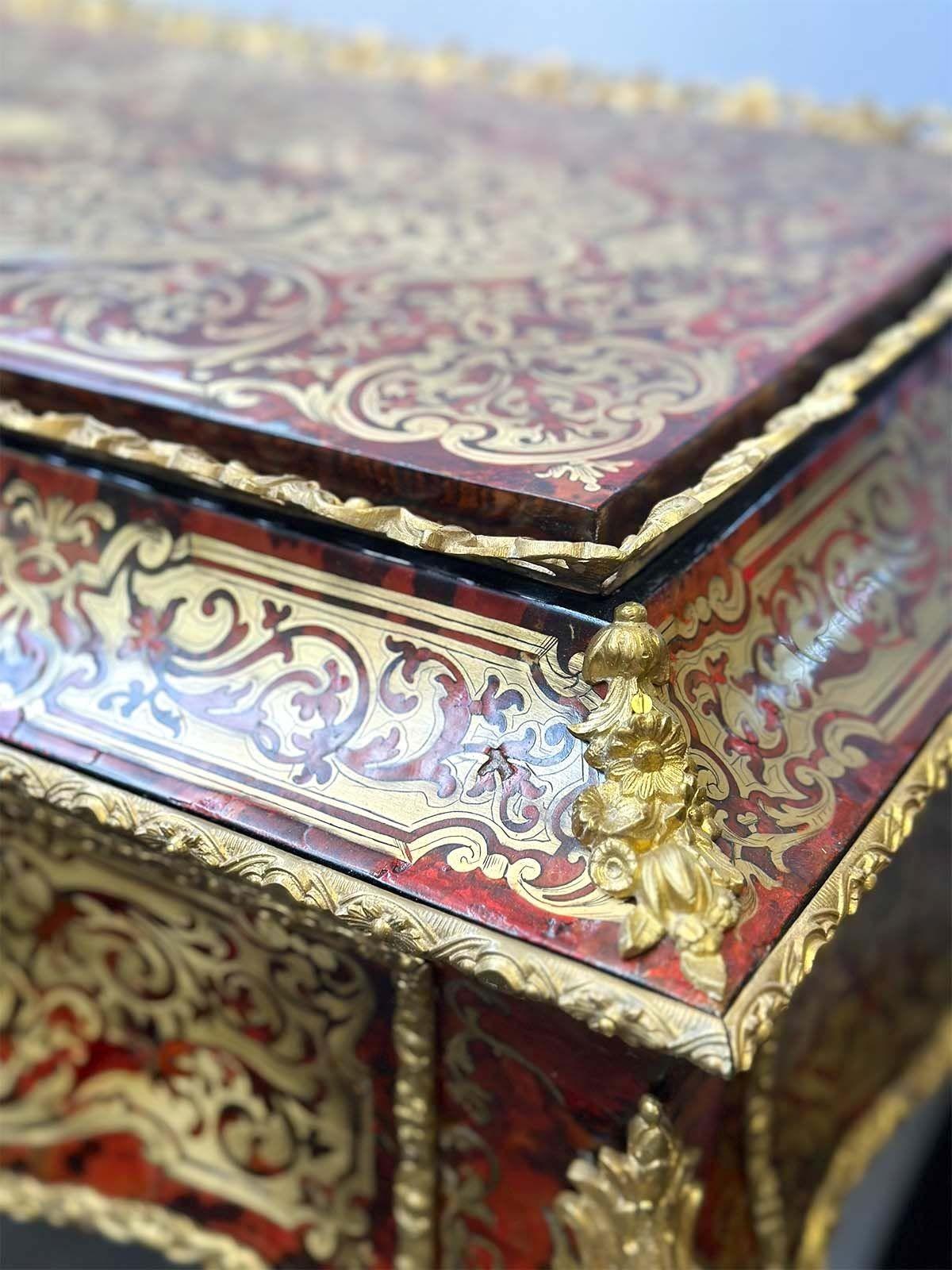Table de toilette française incrustée de style Boulle, 19ème siècle Bon état - En vente à Los Angeles, CA