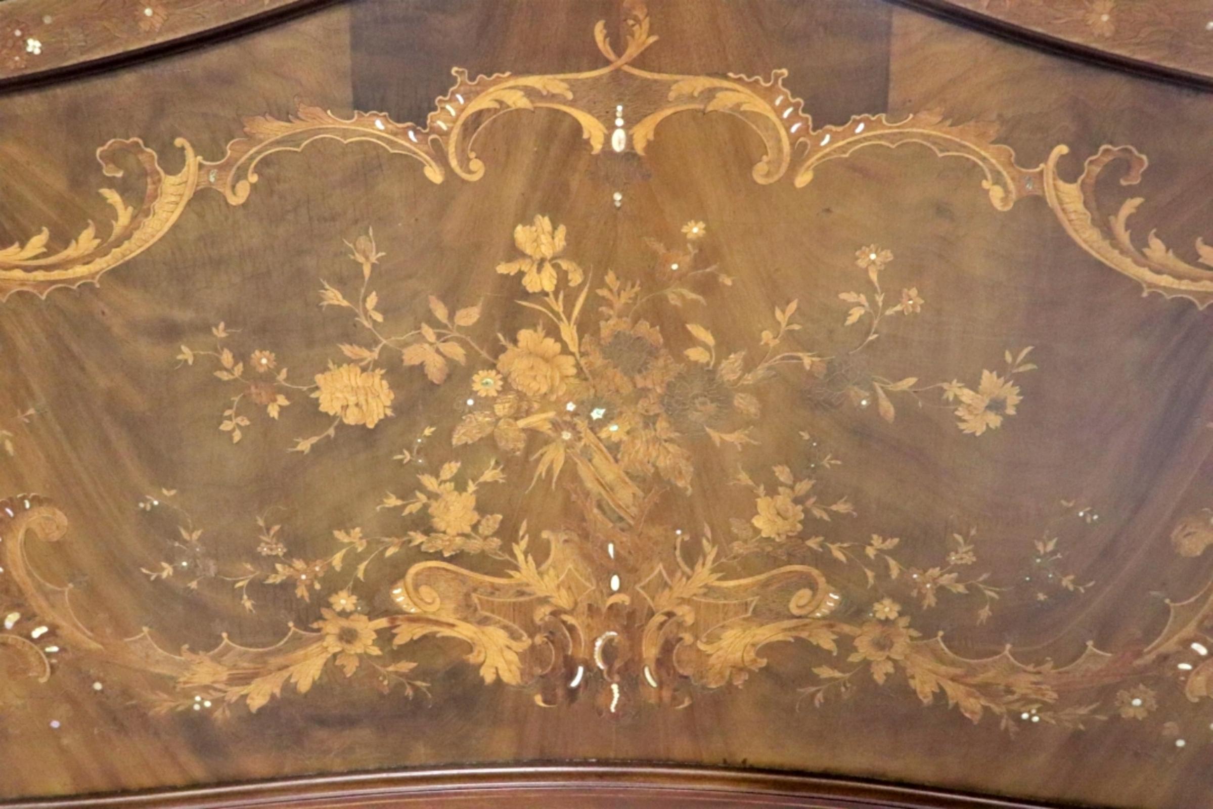 Louis XV Lit français en marqueterie de nacre sculptée Attribué à J.R. Horner en vente