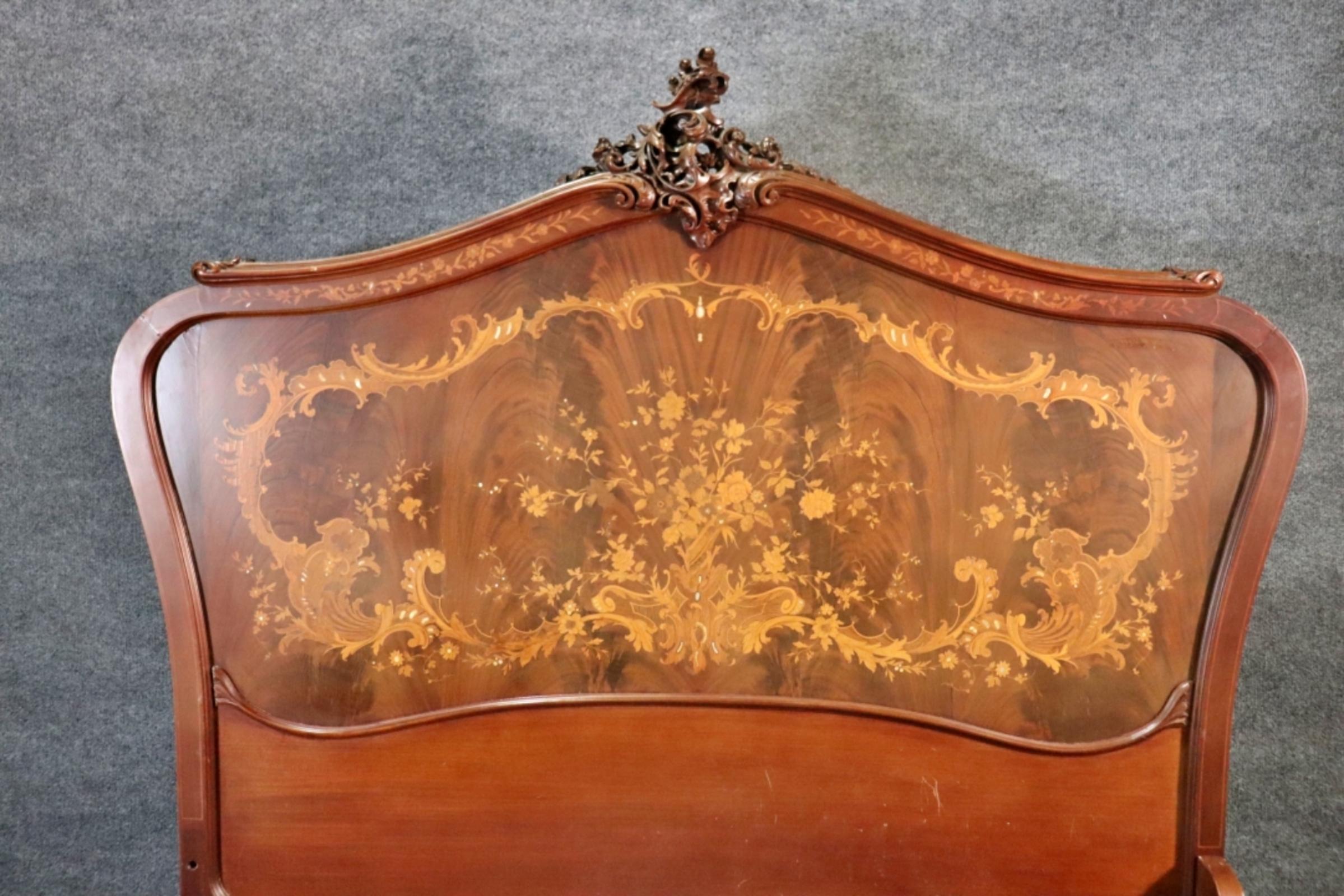 Fin du XIXe siècle Lit français en marqueterie de nacre sculptée Attribué à J.R. Horner en vente