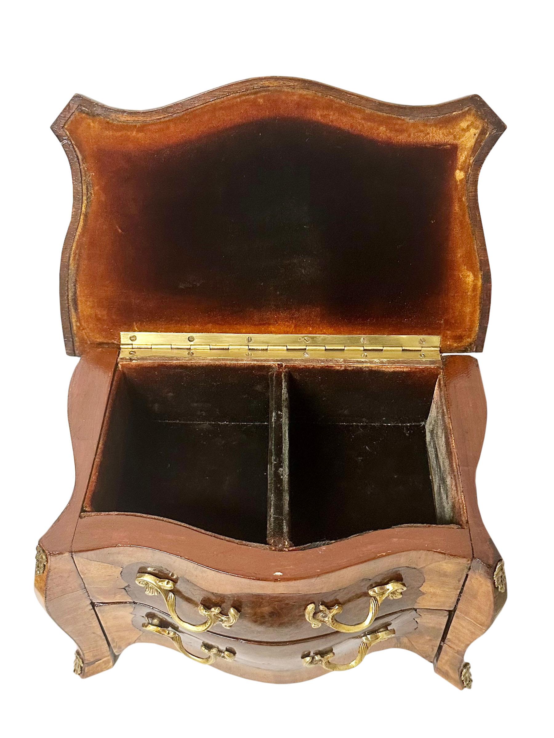 Petite boîte à bijoux française incrustée  Bon état - En vente à Tampa, FL