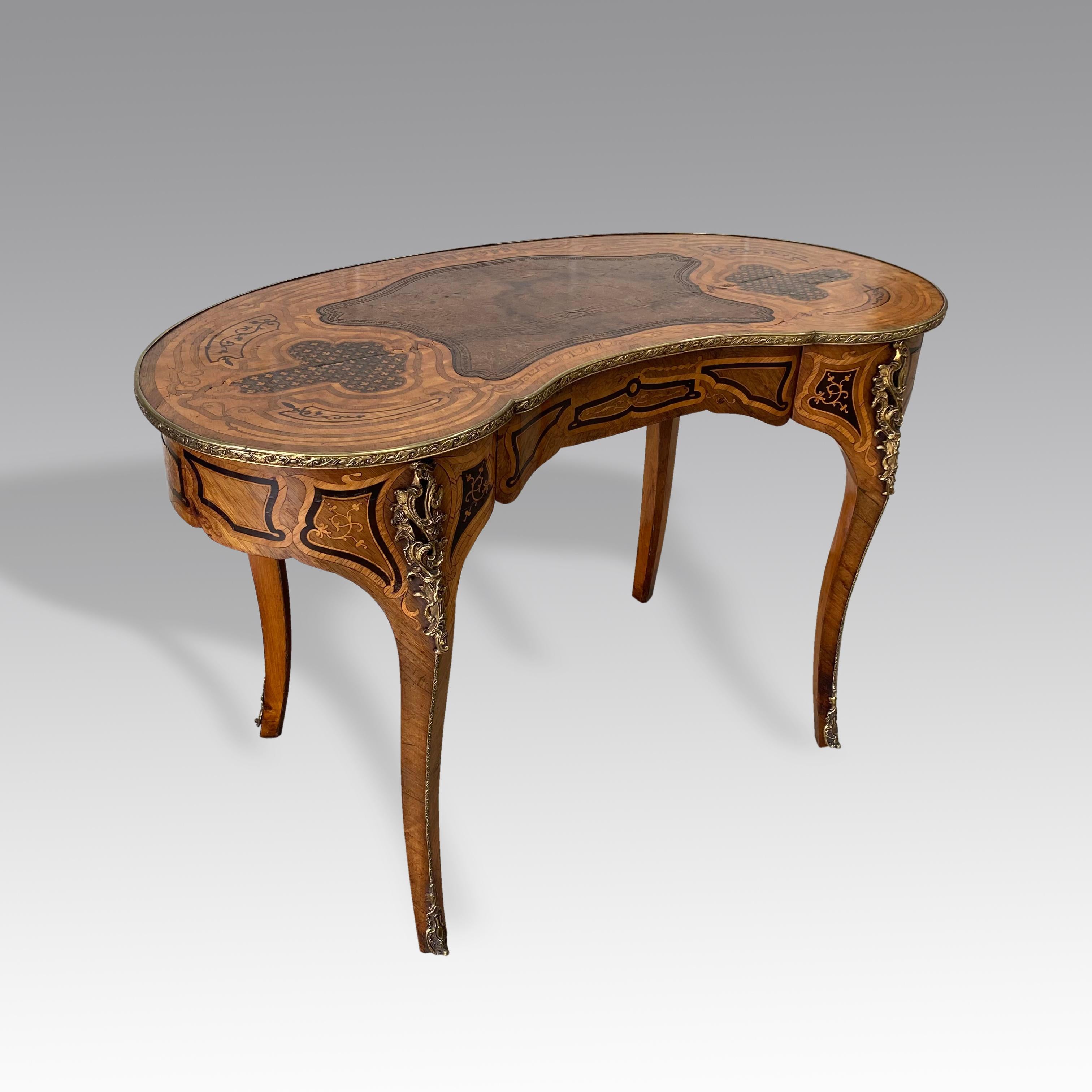 Hervorragender französischer Bureau Plat oder Bibliothekstisch aus dem frühen 19. Jahrhundert, furniert in Sycamore mit aufwendigen geometrischen Intarsien in Kingwood und verziert mit feinen Ormolu-Beschlägen.   Die Oberseite ist mit einer