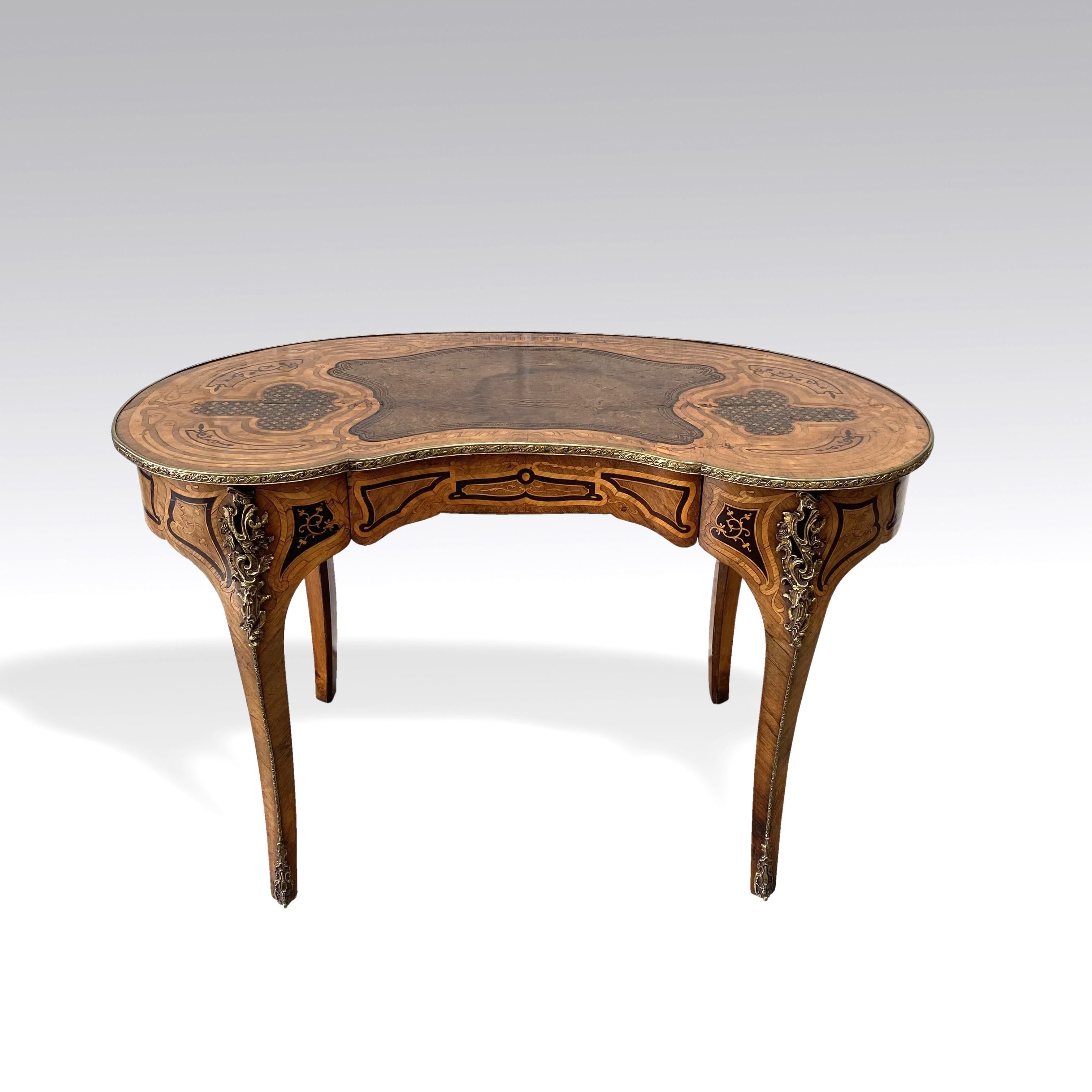 Französische Intarsien Nierenform Bureau-Plat/Bibliotheks-Tisch/Schreibtisch (Charles X.) im Angebot