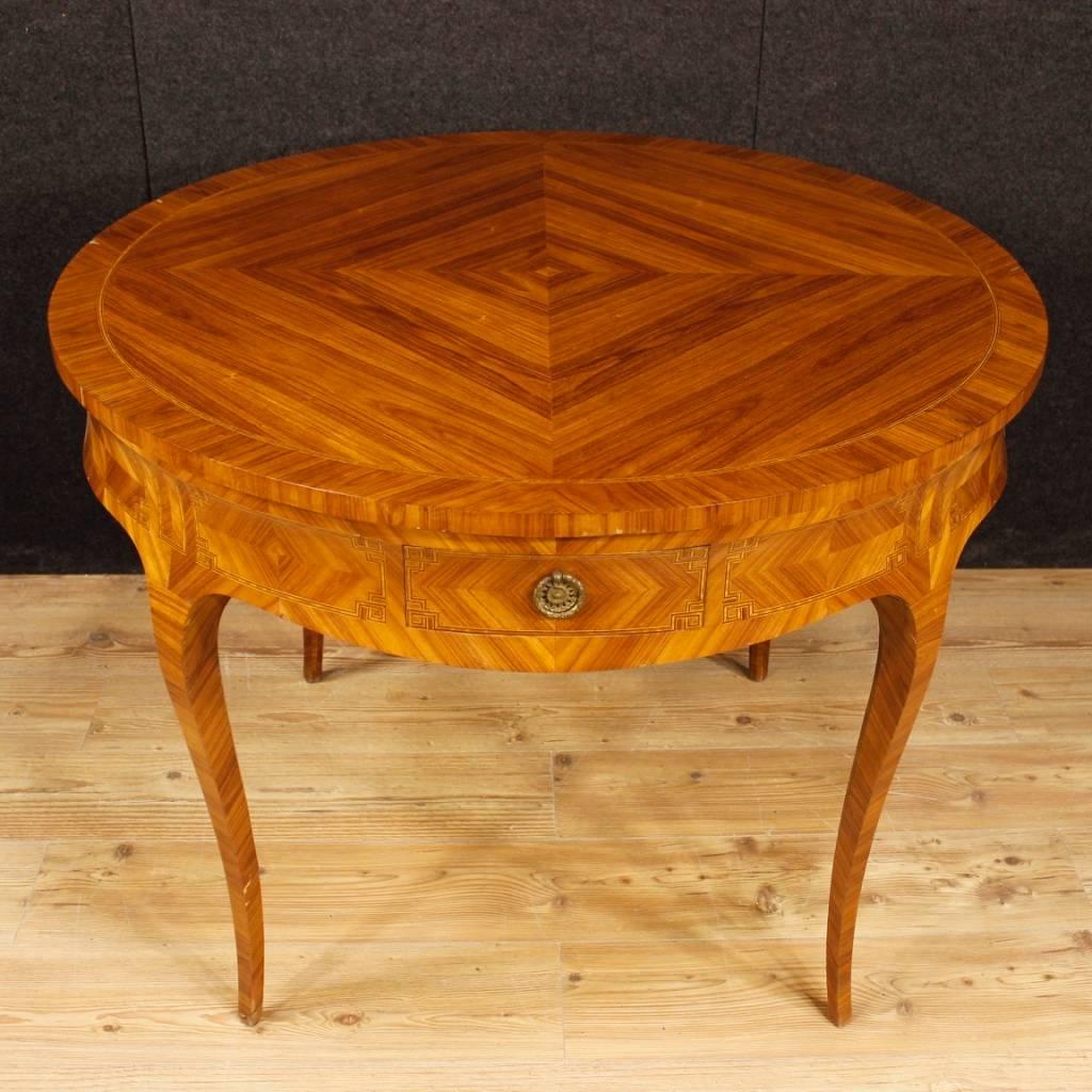 French table of the 20th century. Louis XV style furniture pleasantly inlaid in rosewood, maple and ebonized wood. Living room table with four drawers of discrete side, top in character of good size and service. Furniture complete with two modern