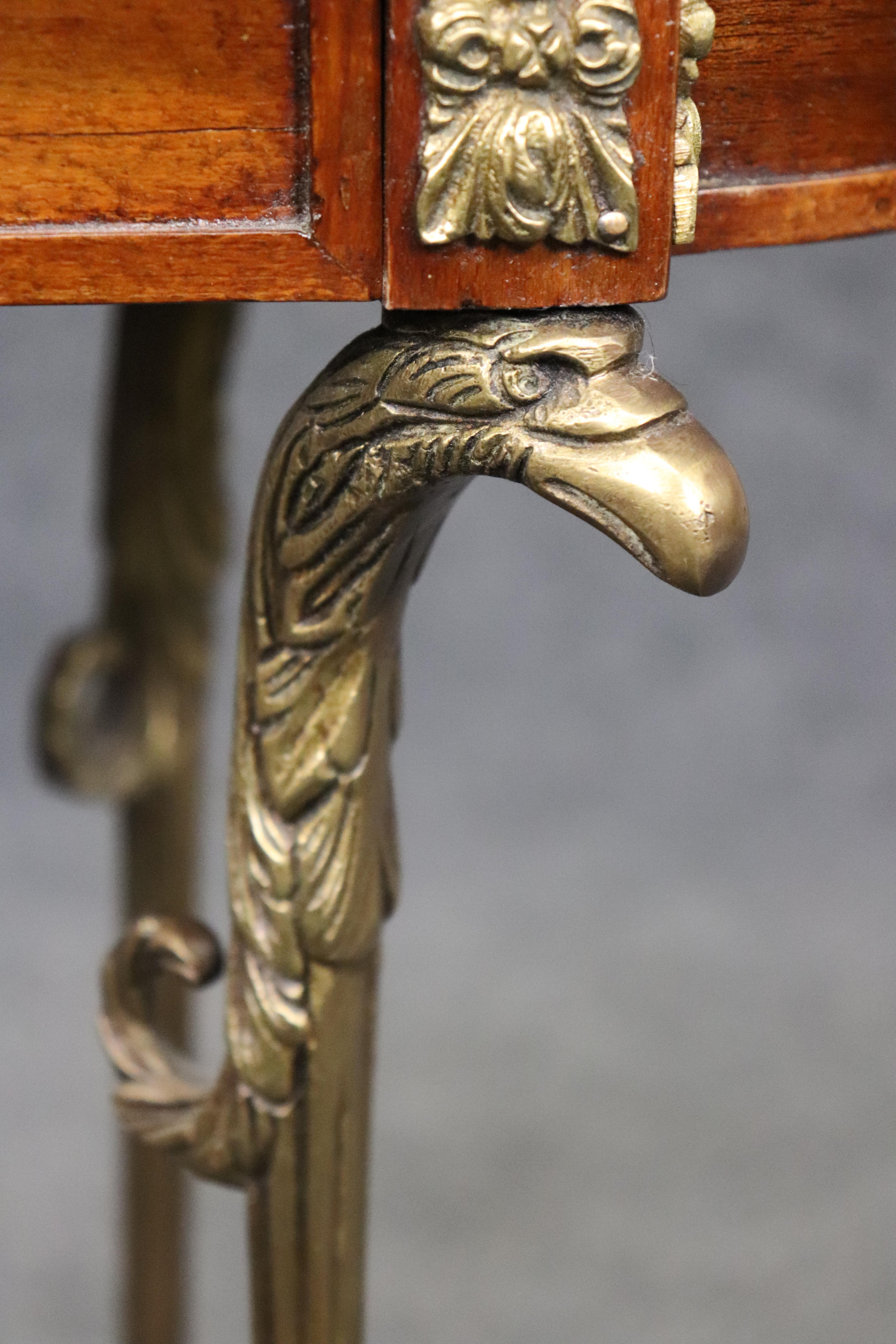 Table d'appoint en marqueterie d'instruments de musique à tête d'aigle Louis XV en vente 4