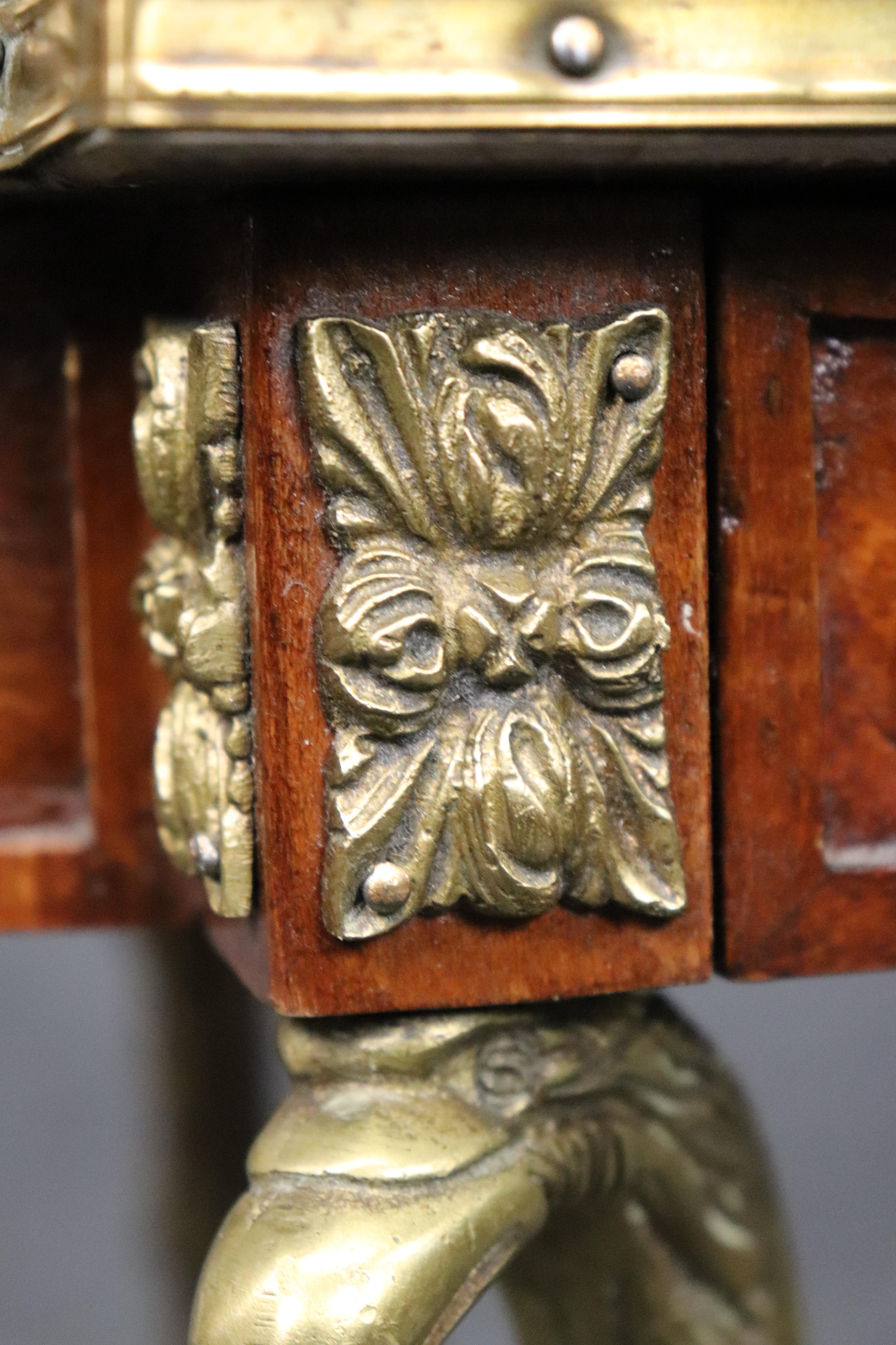 Table d'appoint en marqueterie d'instruments de musique à tête d'aigle Louis XV en vente 5