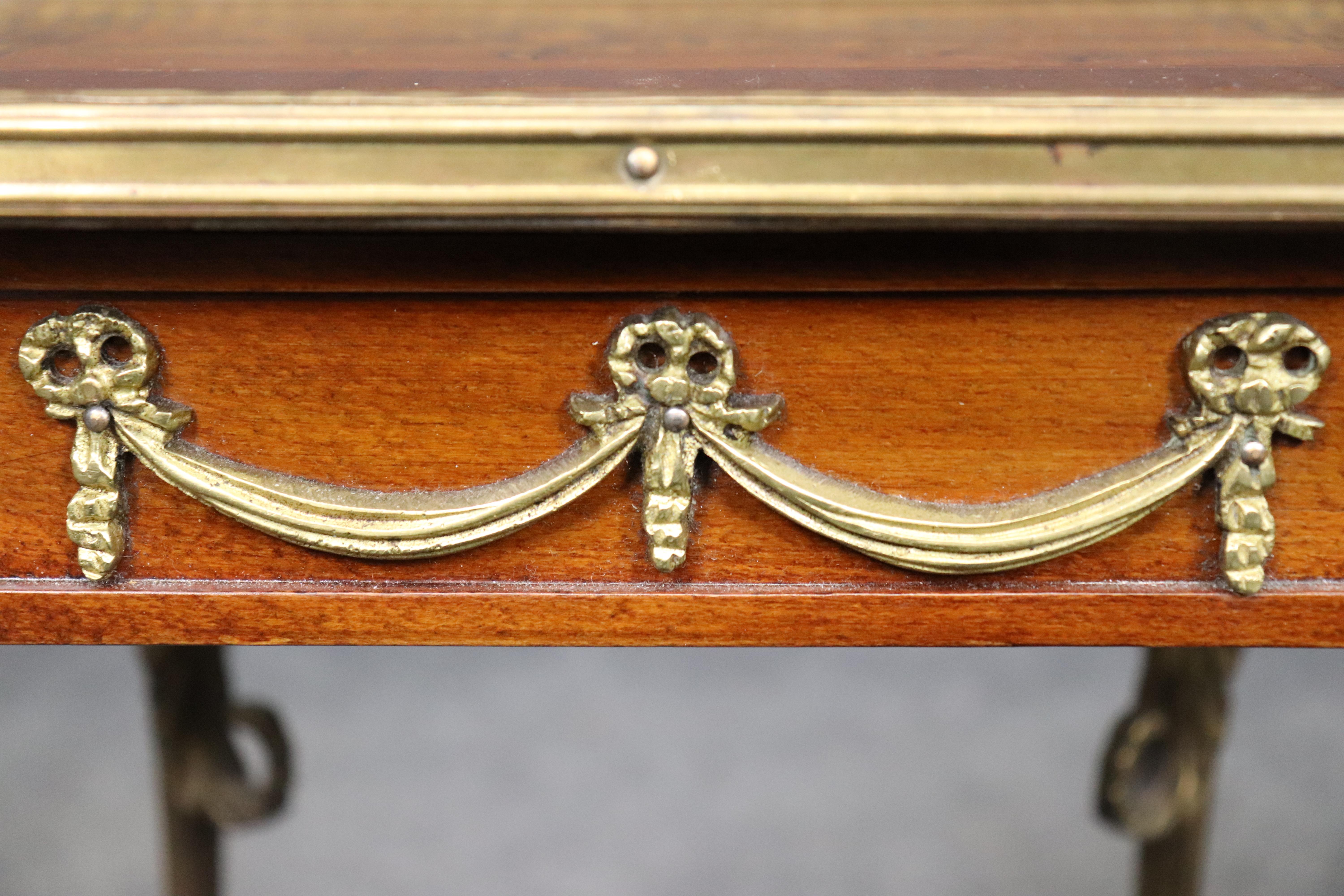 Table d'appoint en marqueterie d'instruments de musique à tête d'aigle Louis XV en vente 6