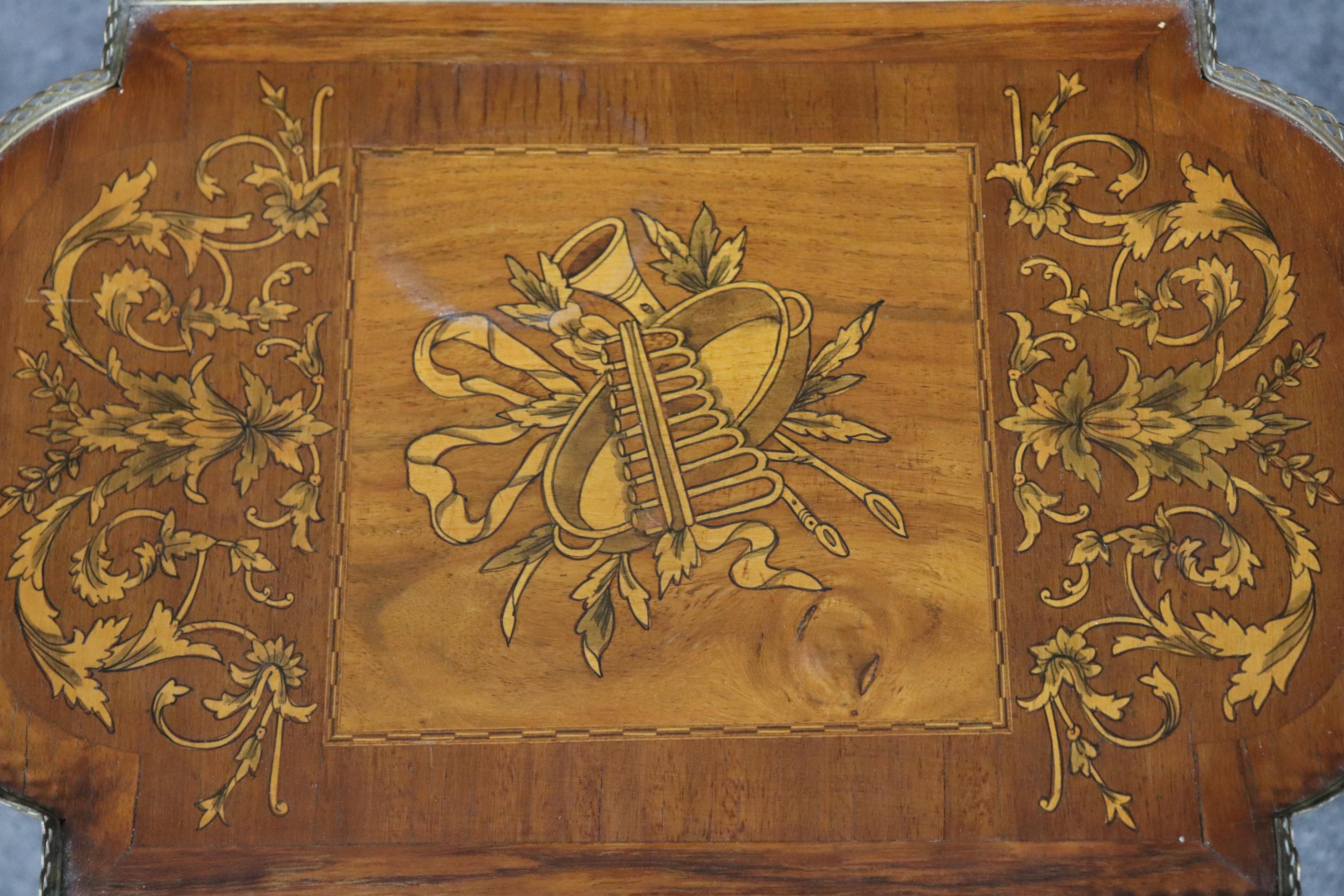Table d'appoint en marqueterie d'instruments de musique à tête d'aigle Louis XV en vente 9