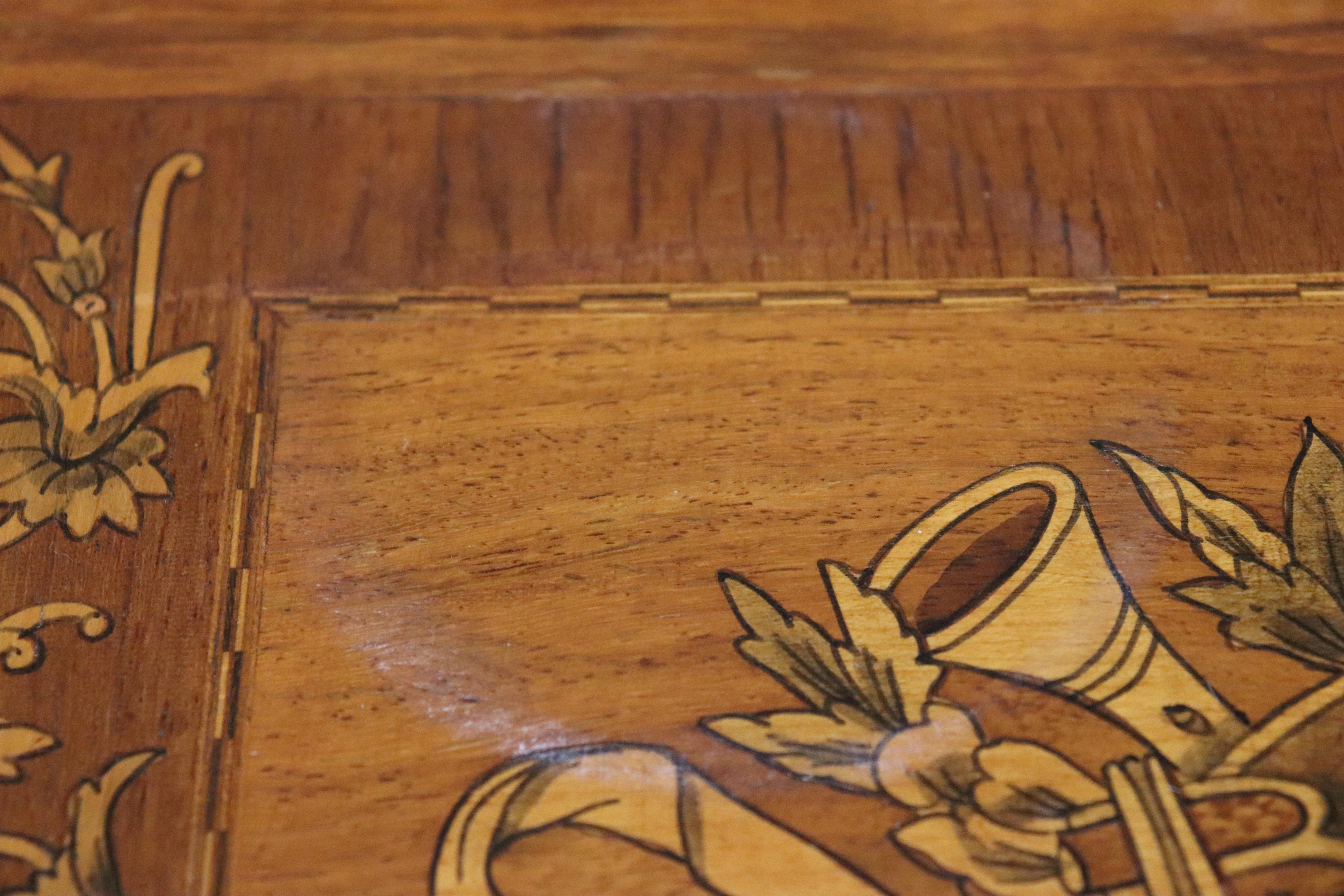 Table d'appoint en marqueterie d'instruments de musique à tête d'aigle Louis XV en vente 10