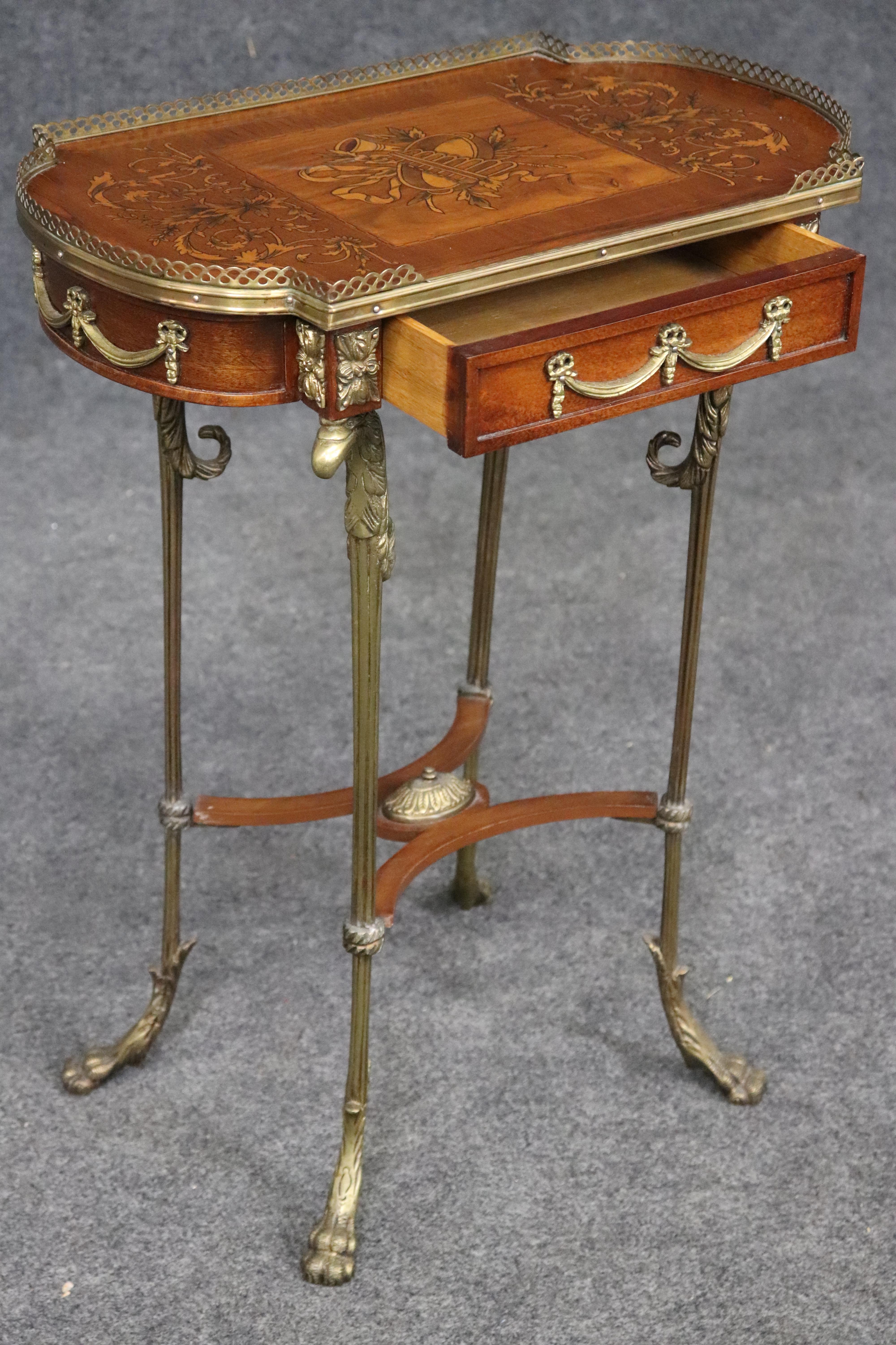 Table d'appoint en marqueterie d'instruments de musique à tête d'aigle Louis XV en vente 11