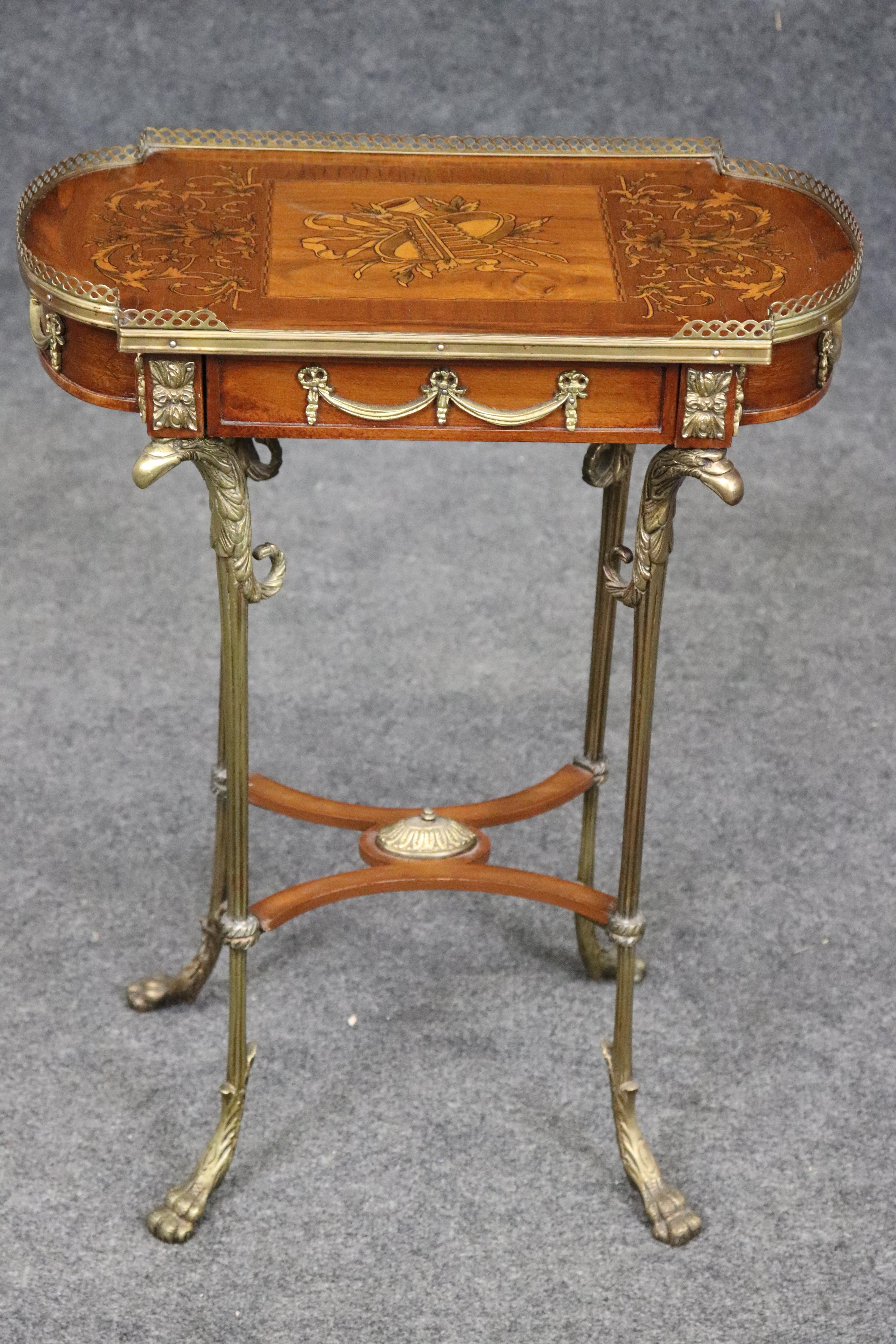 Il s'agit d'une magnifique table d'appoint de style Louis XV, réalisée en bronze et en bois exotiques tels que le bois de satin et le noyer. Les terminaisons de l'aigle sont en bronze, tout comme le bronze doré et le cadre. La table date des années