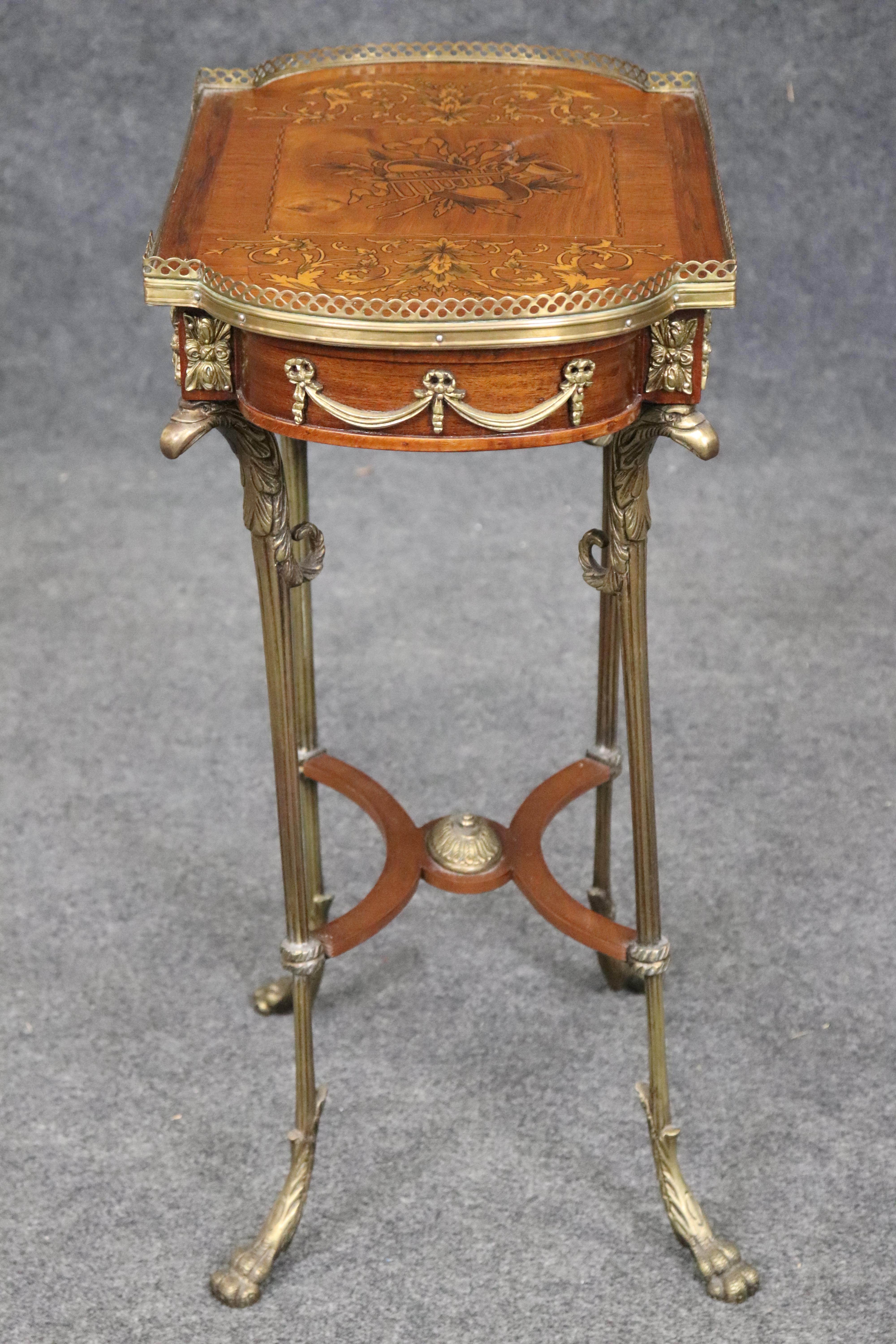 Européen Table d'appoint en marqueterie d'instruments de musique à tête d'aigle Louis XV en vente