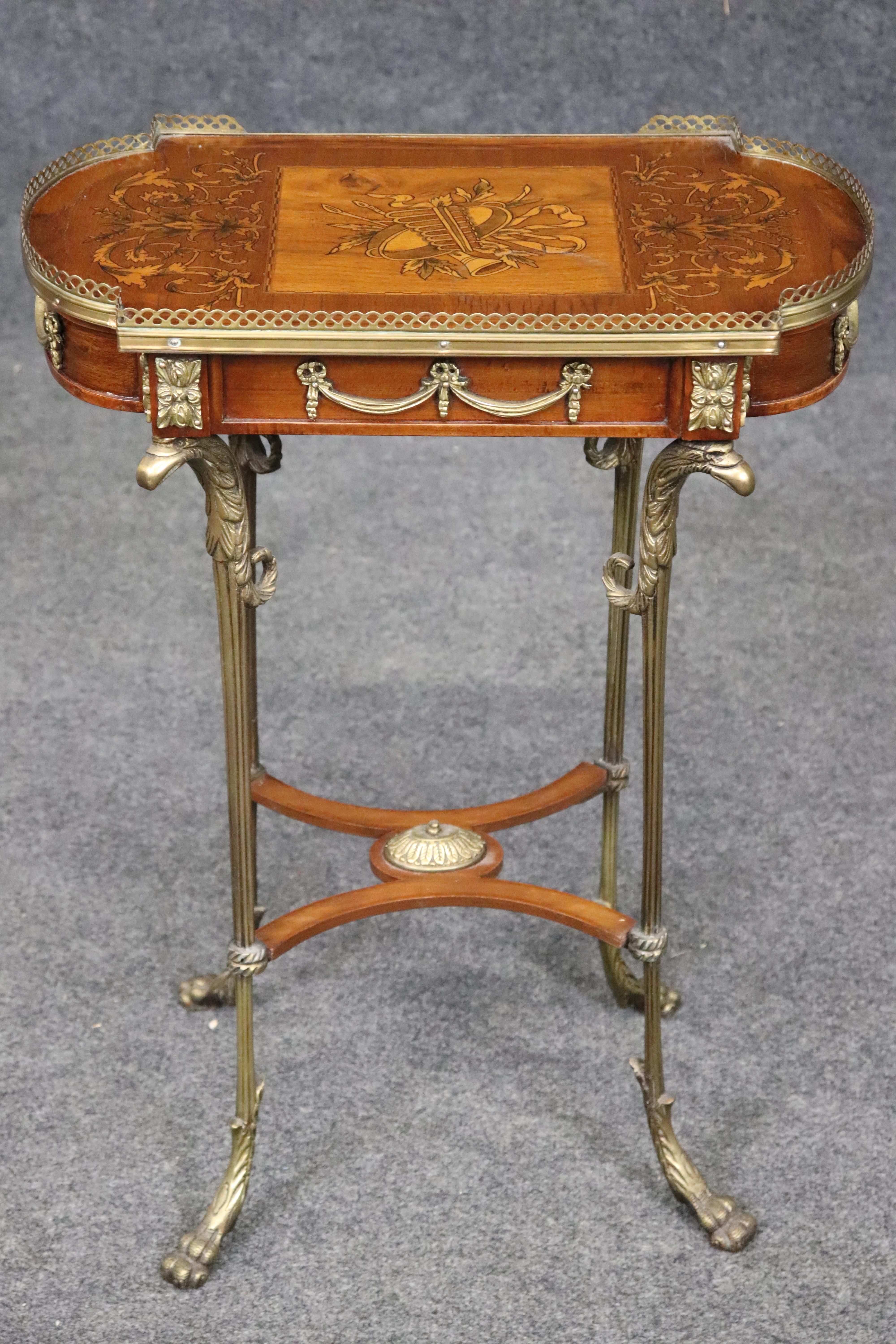 Table d'appoint en marqueterie d'instruments de musique à tête d'aigle Louis XV Bon état - En vente à Swedesboro, NJ