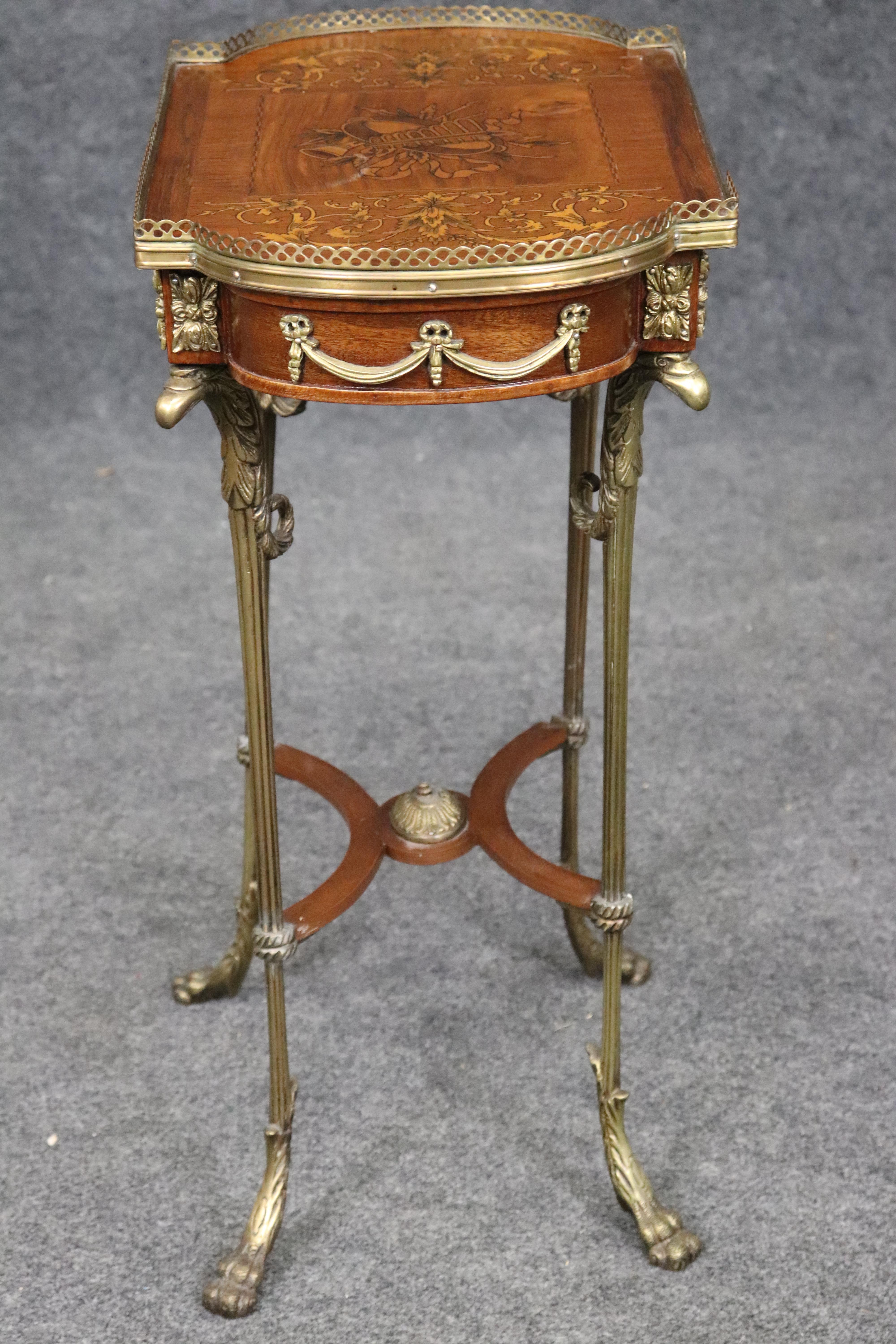 Milieu du XXe siècle Table d'appoint en marqueterie d'instruments de musique à tête d'aigle Louis XV en vente