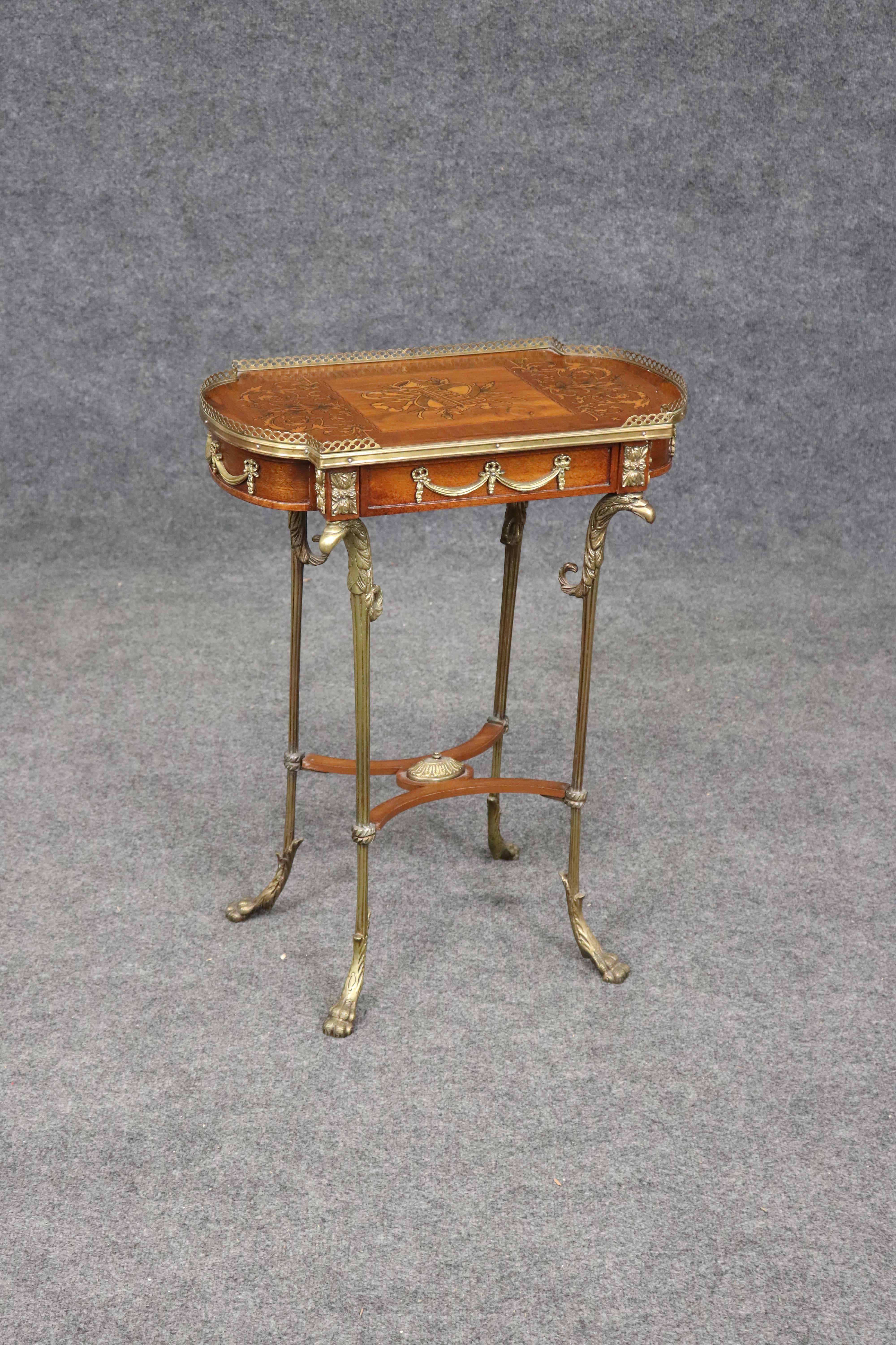 Bronze Table d'appoint en marqueterie d'instruments de musique à tête d'aigle Louis XV en vente