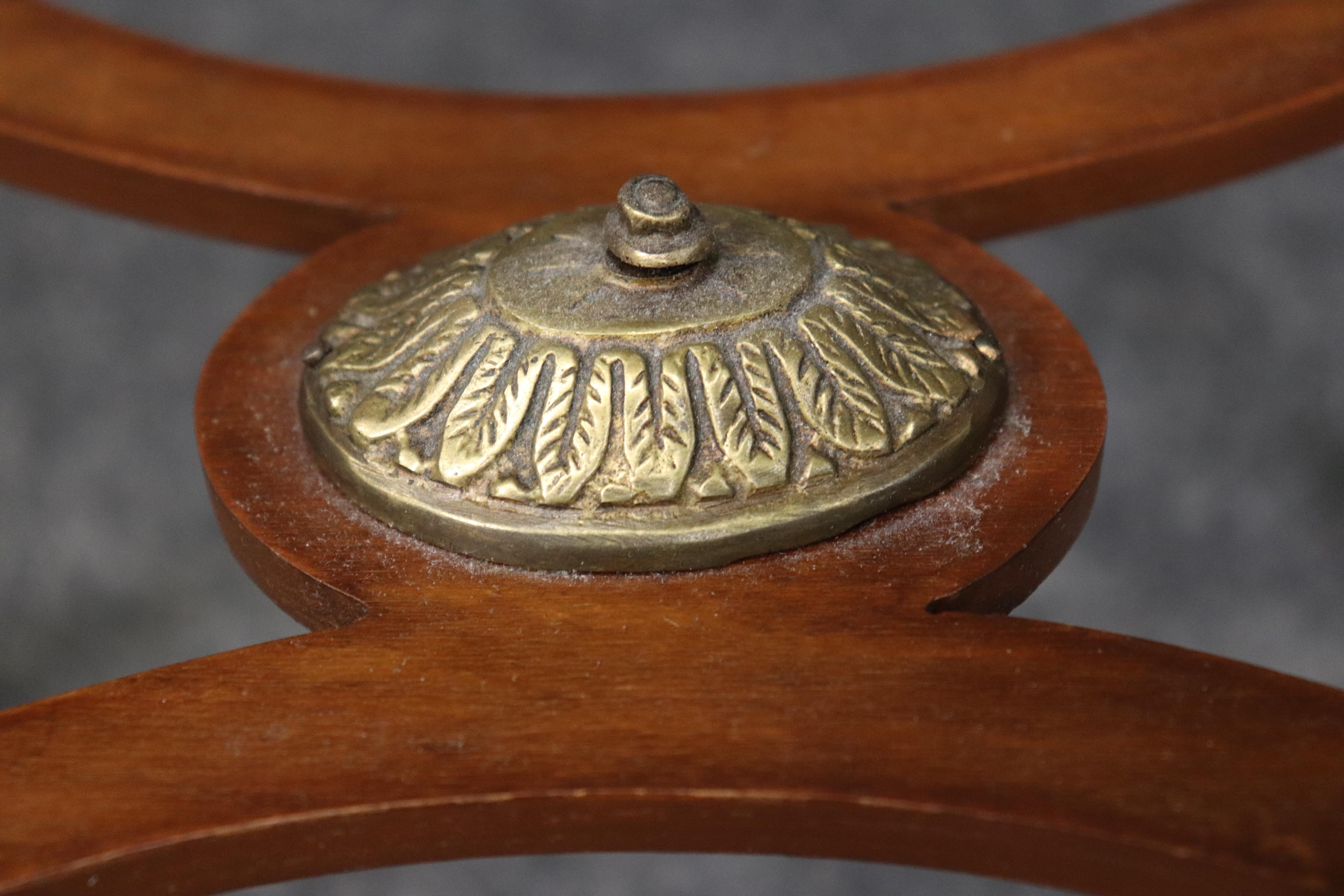 Table d'appoint en marqueterie d'instruments de musique à tête d'aigle Louis XV en vente 3