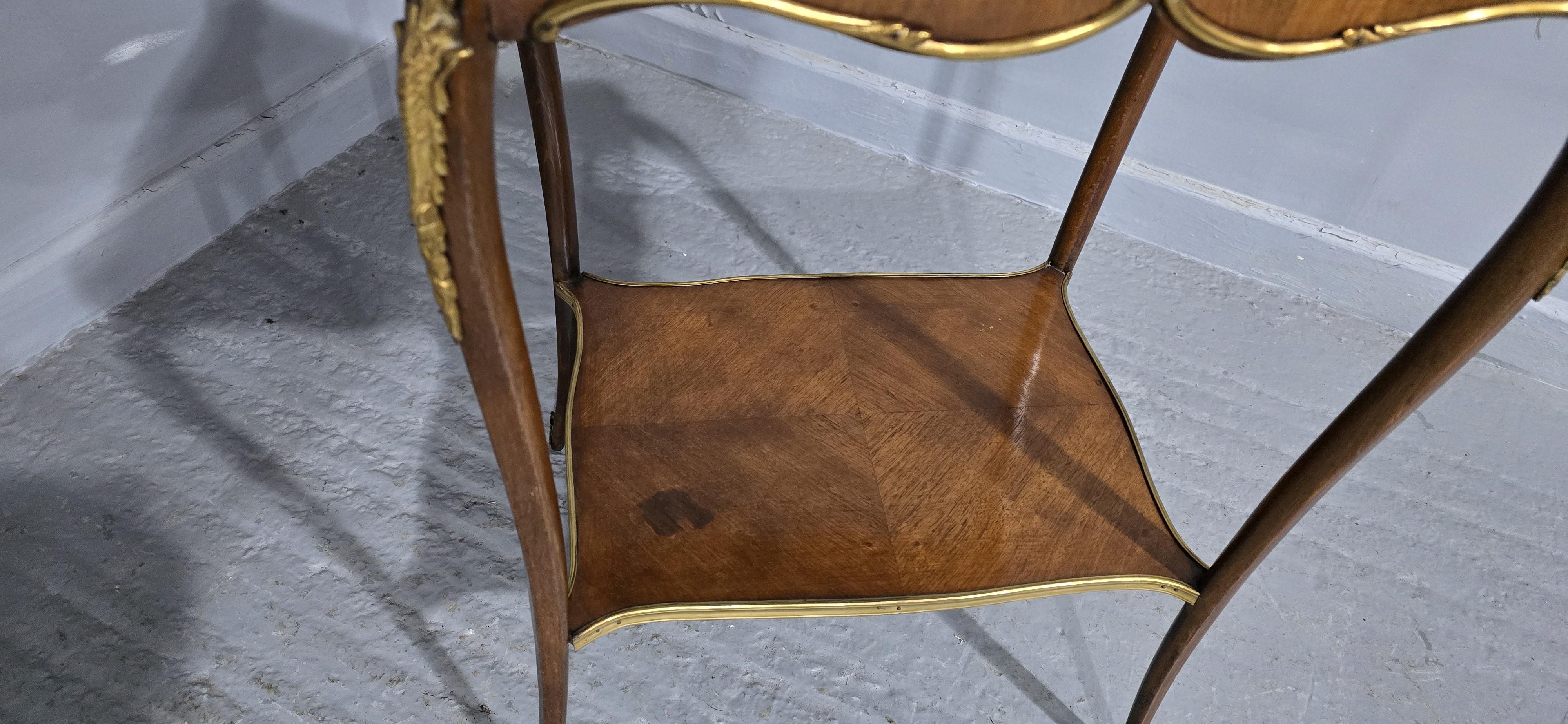 Superbe table d'appoint en noyer parqueté, avec au centre une gerbe de fleurs en marqueterie, des montures et des bordures en bronze doré, dans un très bon état général.

Nous vous invitons à venir voir cet article dans notre salle d'exposition, en