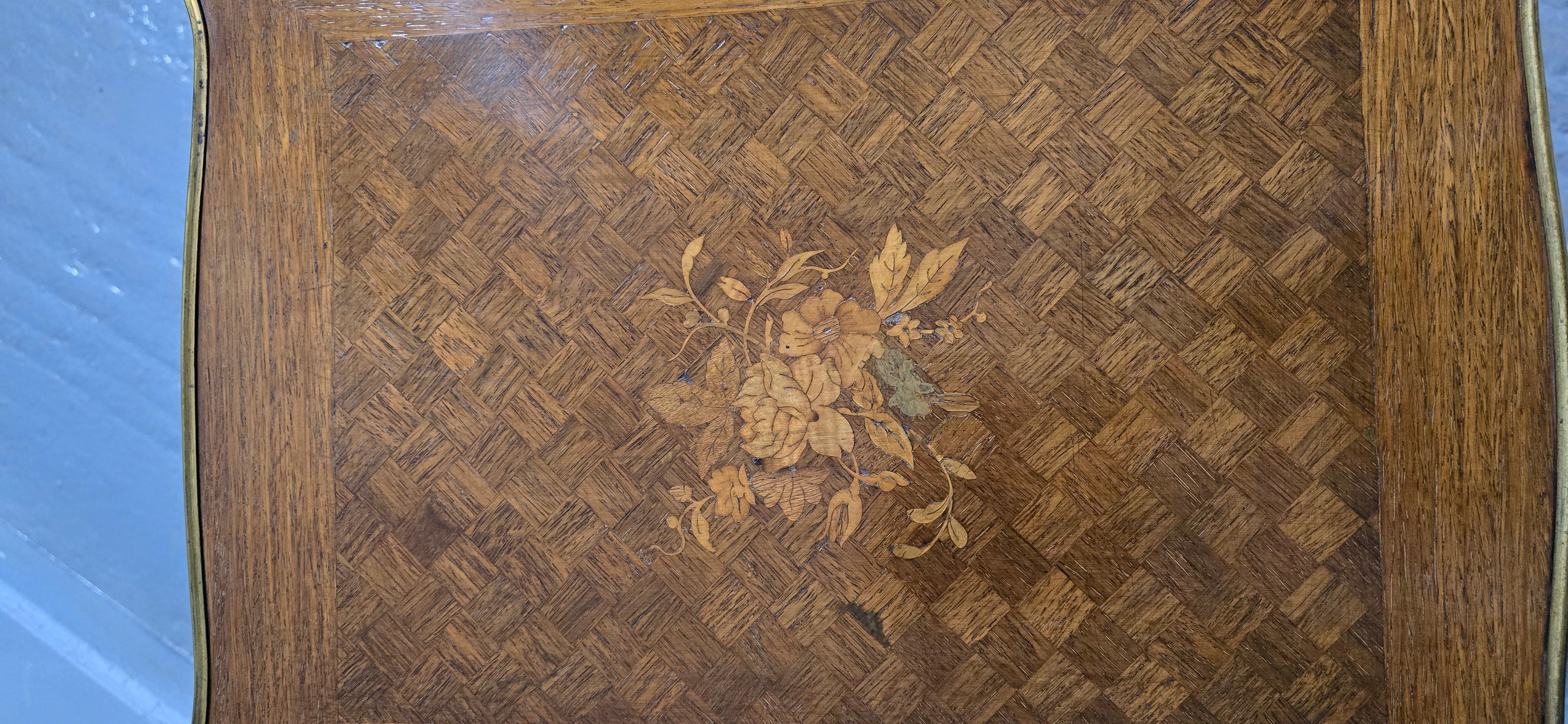 Français Table de lampe d'appoint en marqueterie française en vente