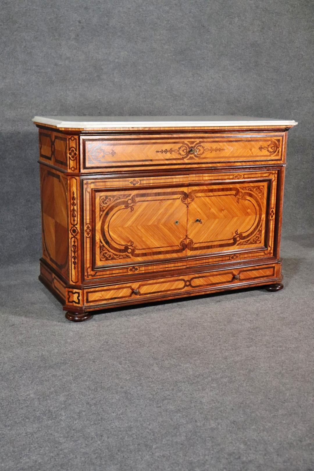 French Inlaid Rosewood and Kingwood Butlers Desk Dresser Commode  In Good Condition In Swedesboro, NJ