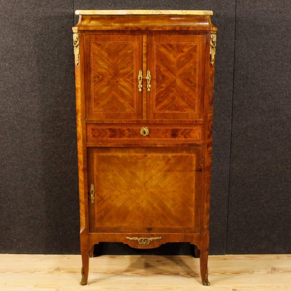 French sideboard from the mid-20th century. Cabinet inlaid in walnut, mahogany, rosewood and maple of particular shape and construction. Sideboard with one door in the lower part (inside for documents), central drawer and two doors in the upper