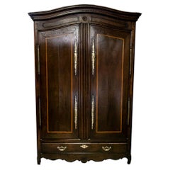 Armoire française en noyer incrusté