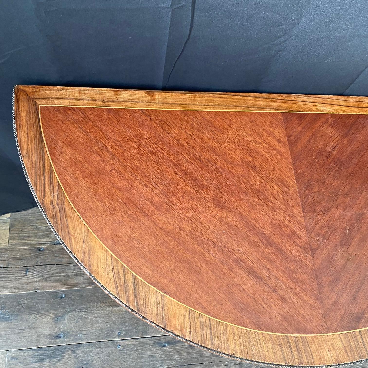 Französischer Demilune-Spieltisch oder Konsole aus Nussbaum mit Intarsien  im Zustand „Gut“ im Angebot in Hopewell, NJ
