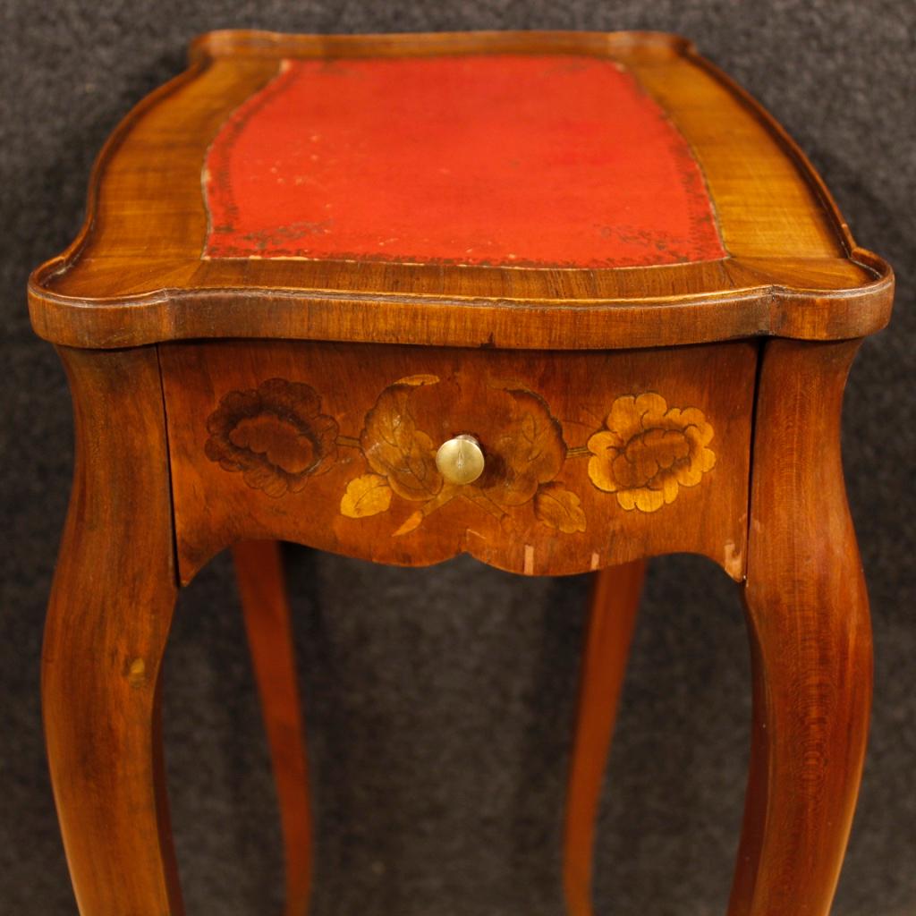 French table of the 20th century. Furniture of beautiful line and good taste inlaid in woods of mahogany, cherry tree and fruit woods adorned with floral decorations. Coffee table with upper top covered in imitation leather, of discreet size and