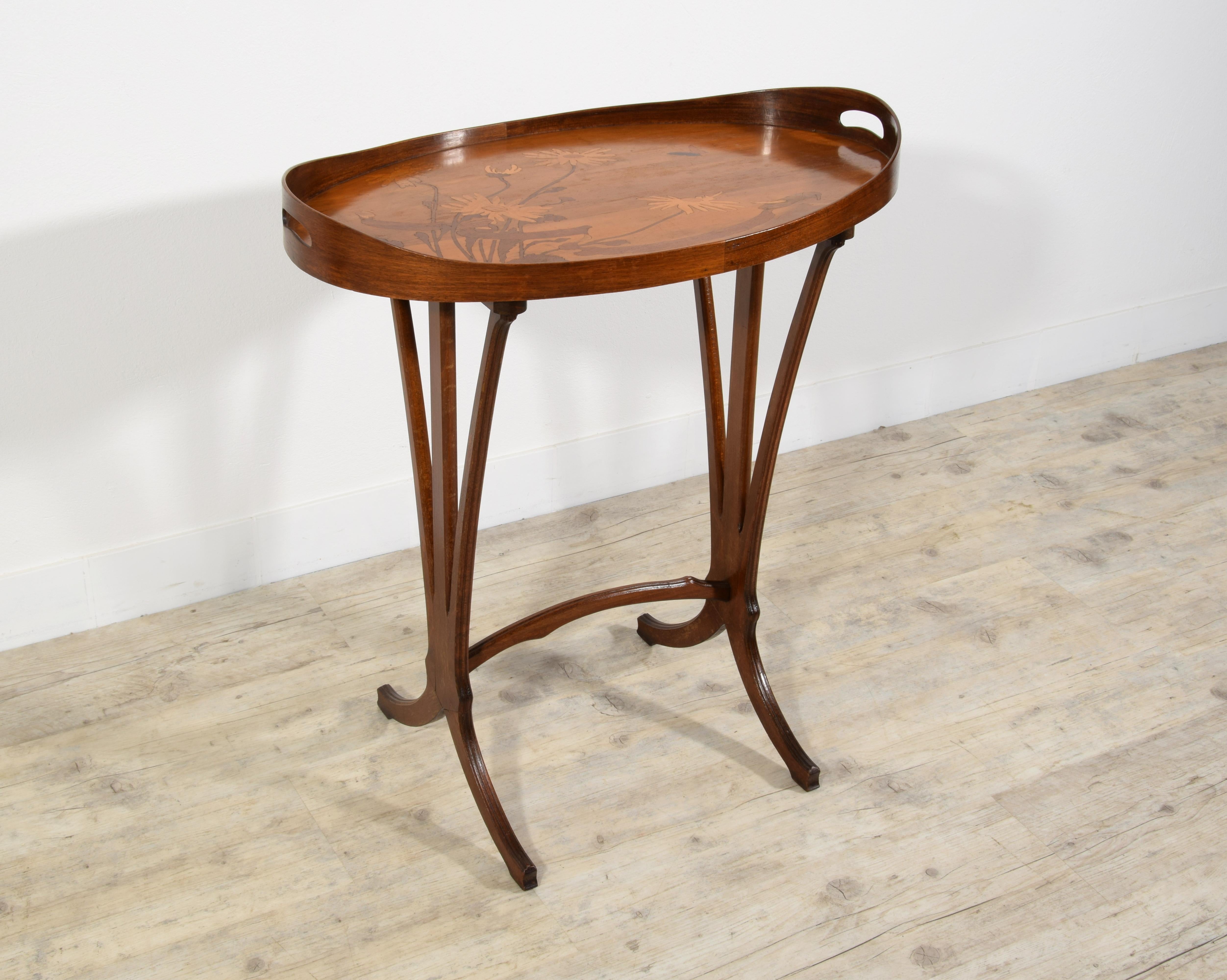 Elegant coffee table in finely inlaid wood, signed Emile Gallé (1846-1904), France

This refined coffee table is the work of the French cabinetmaker and ceramist Emile v (1846-1904). Made in the early twentieth century, it is made of wood with the