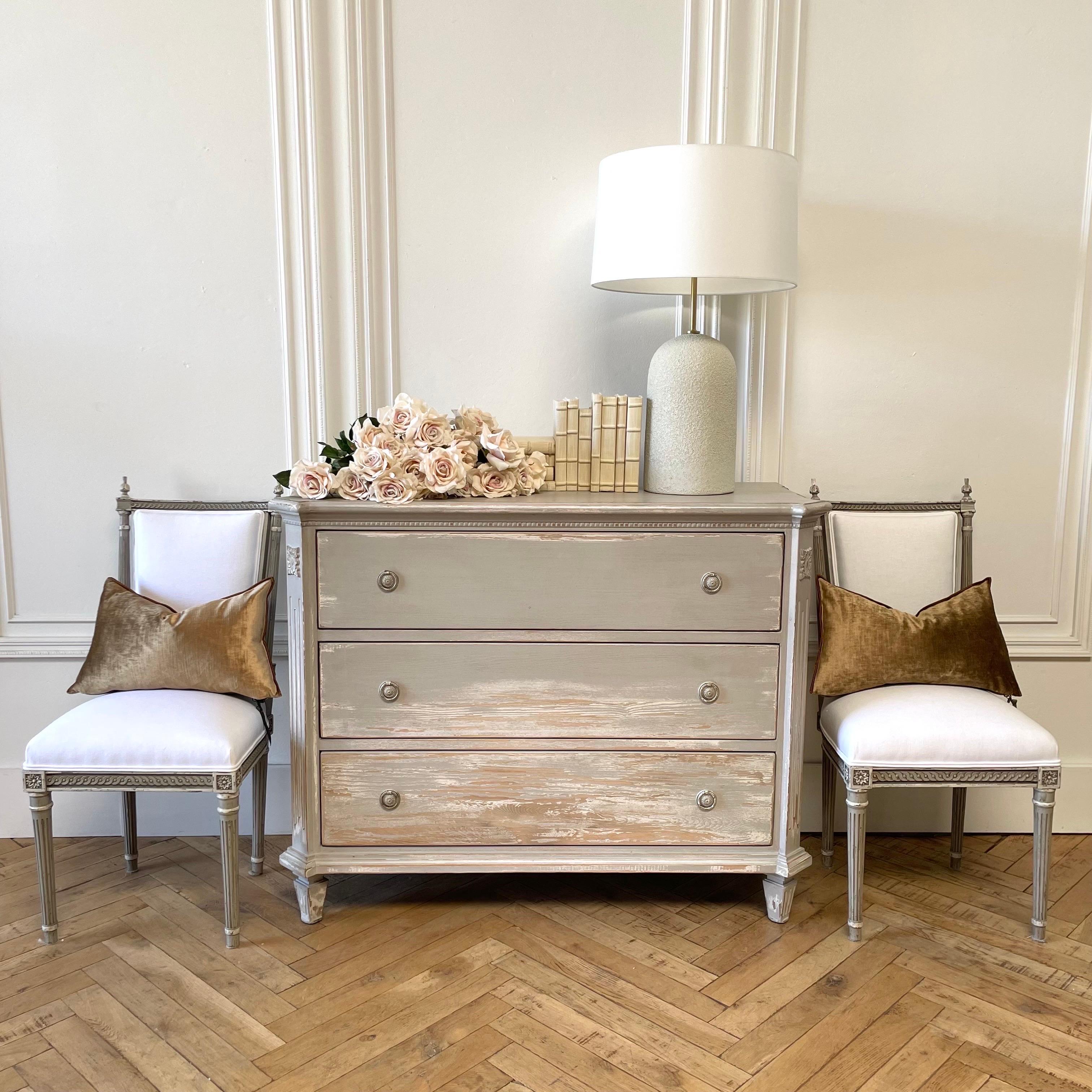 Design personalizzato con stile vintage.  Questa bellissima riproduzione è un accento perfetto per il tuo ingresso o la tua camera da letto.  Splendida finitura affilata, con patina antica.
Realizzato con legno di pino recuperato.  Struttura in