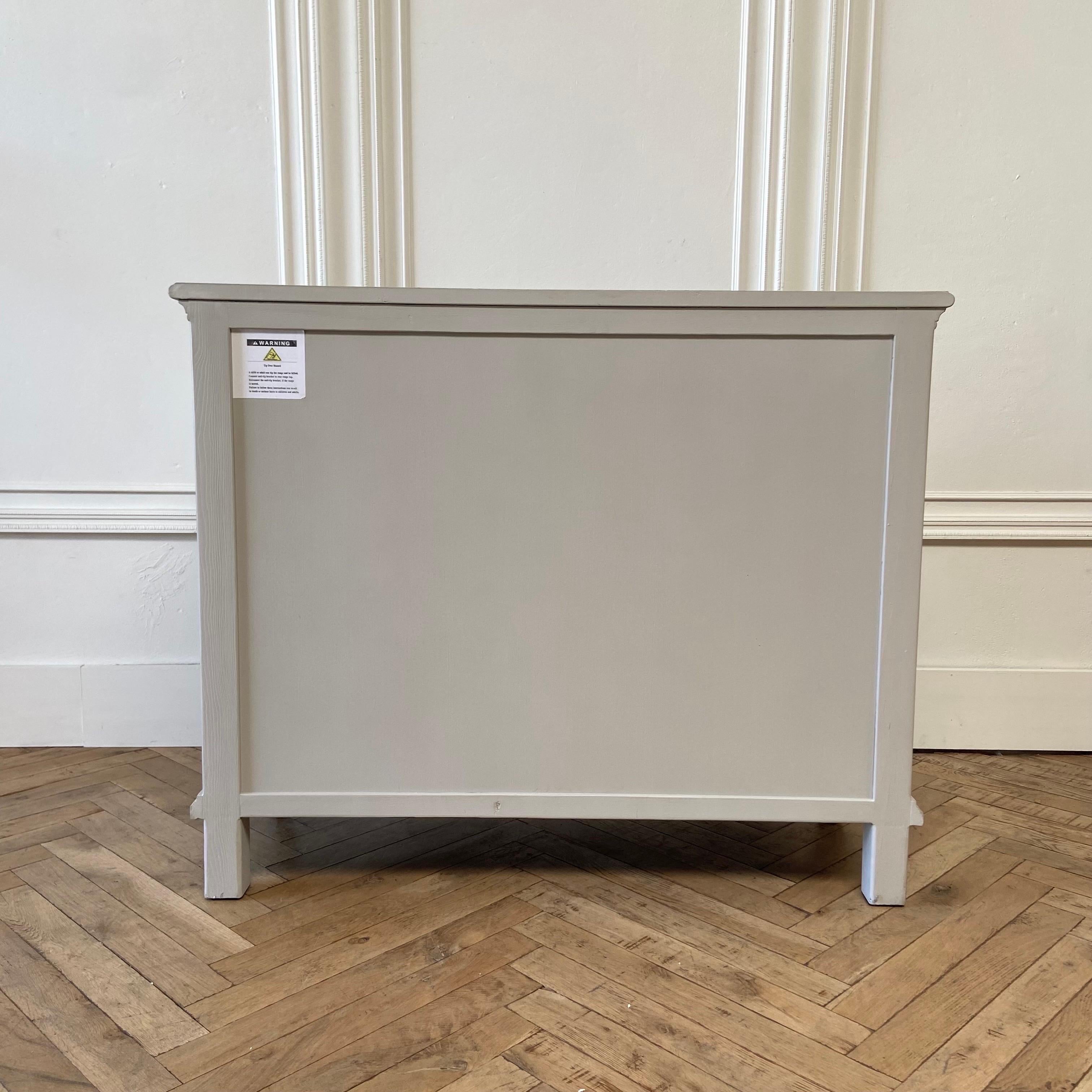 Legno Cassettiera d'ispirazione francese dipinta di grigio con effetto anticato in vendita