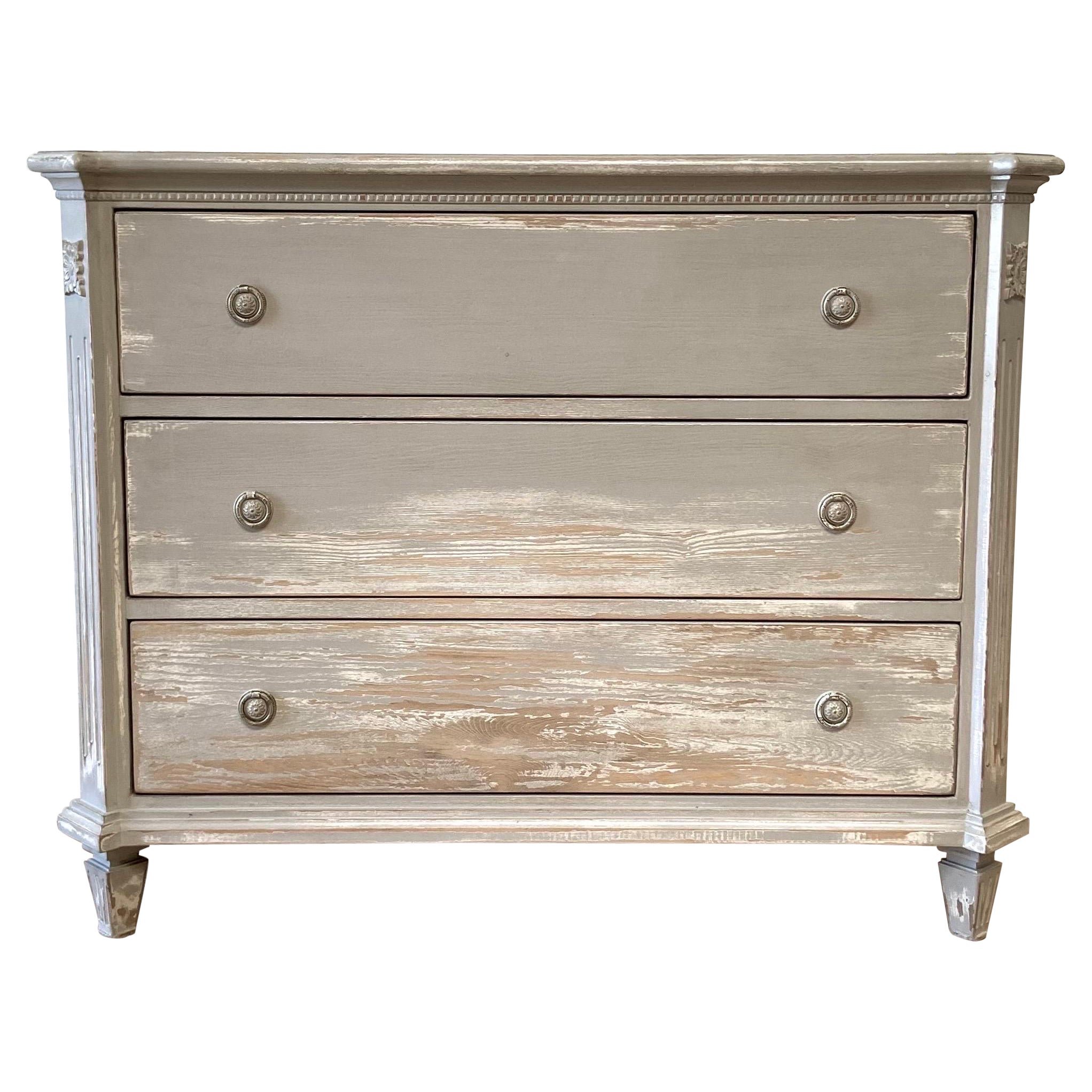 Commode d'inspiration fran�çaise peinte en gris et usée par le temps