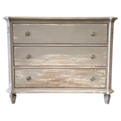 Commode d'inspiration française peinte en gris et usée par le temps