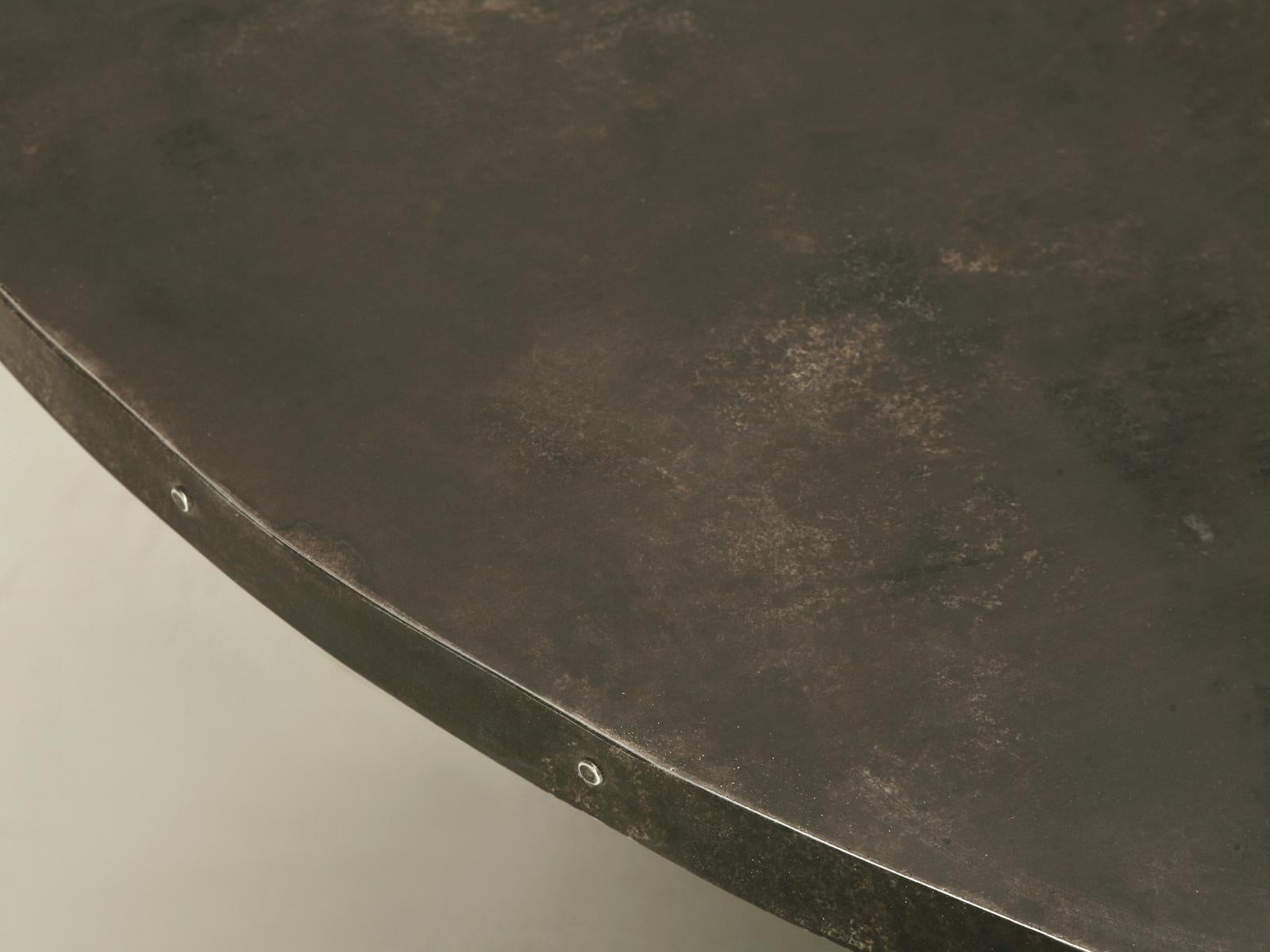 Handgefertigter Esstisch aus Zink, inspiriert von der Antike, in jeder Größe oder Ausführung erhältlich (amerikanisch) im Angebot