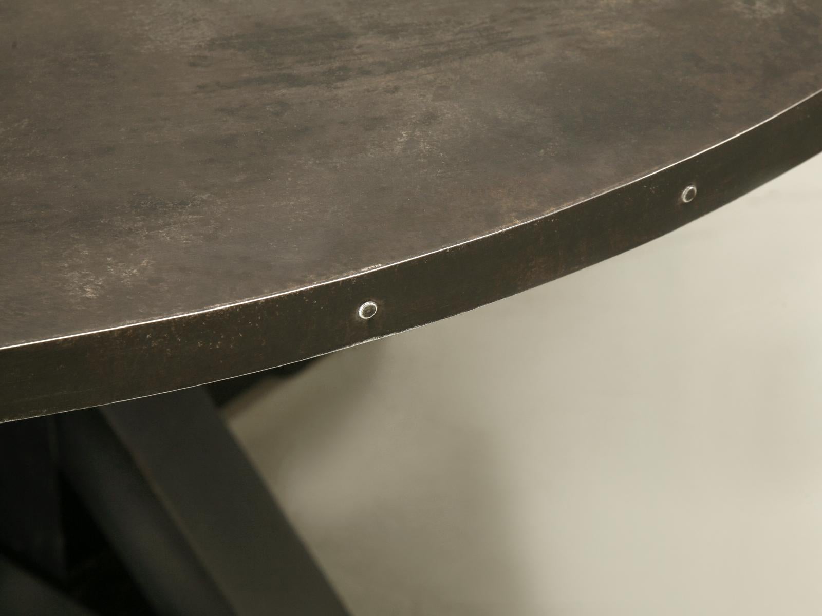 Table de salle à manger en zinc d'inspiration française fabriquée à la main Disponible dans n'importe quelle dimension ou finition Neuf - En vente à Chicago, IL
