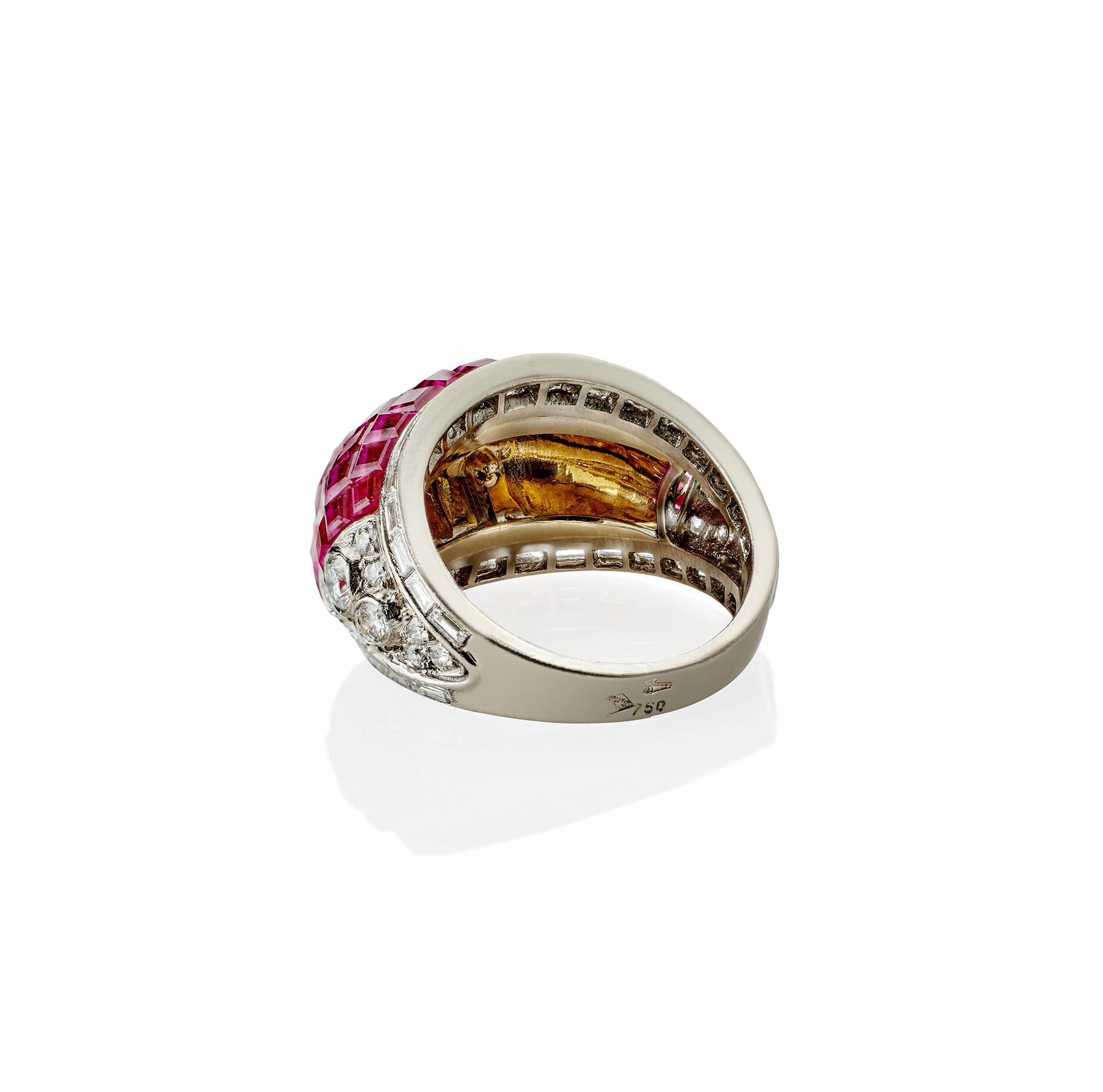 Französischer unsichtbar gefasster Rubin- und Diamant-Bombé-Ring im Zustand „Hervorragend“ im Angebot in New York, NY