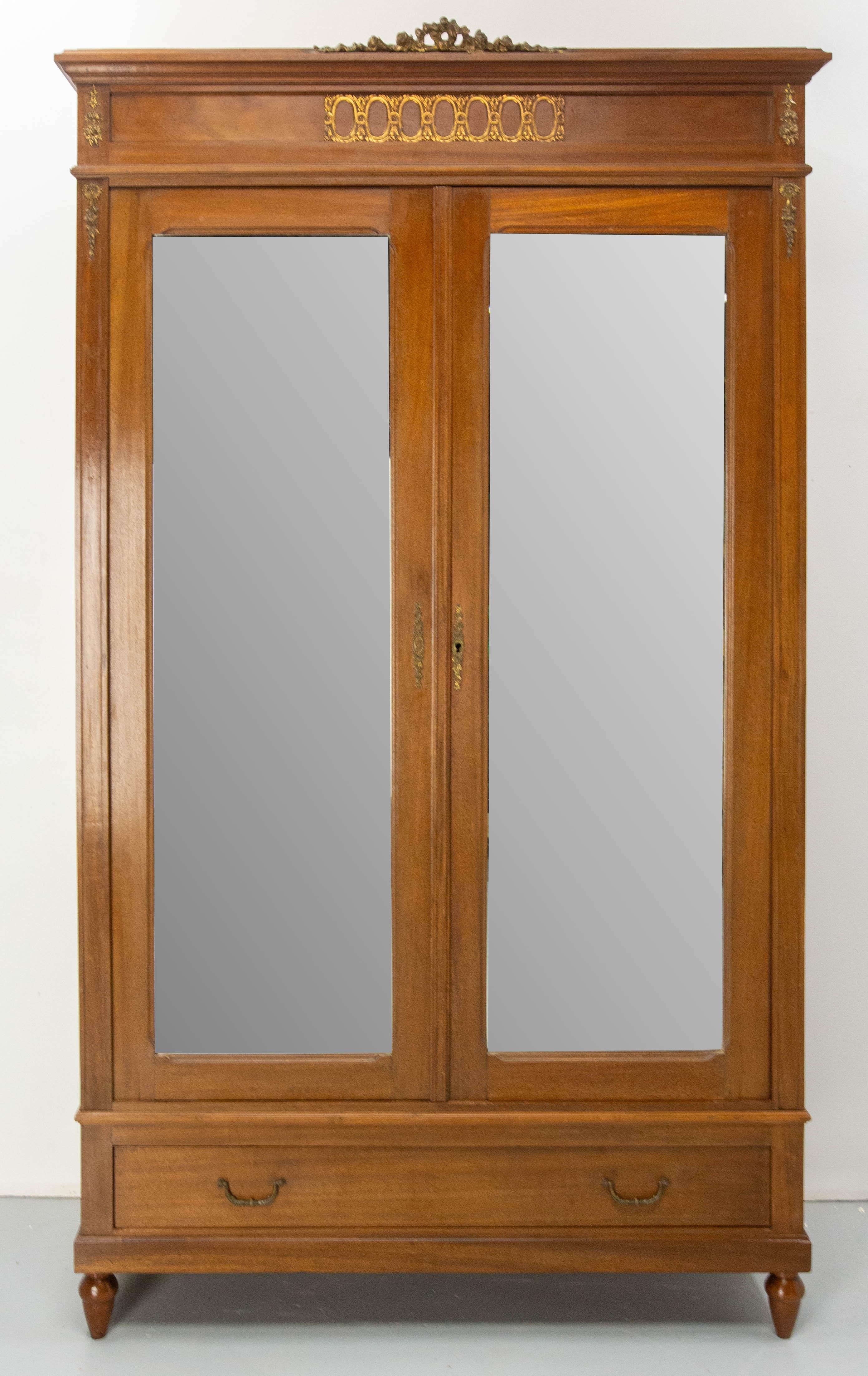 French Armoire with two beveled mirrors
Revival Louis 16 style iroko veneer.
Finished interior with Shelves and two little drawers.
Two doors and one large drawer.
Made circa 1900.
Good condition, with traces of the past on the sides (please see